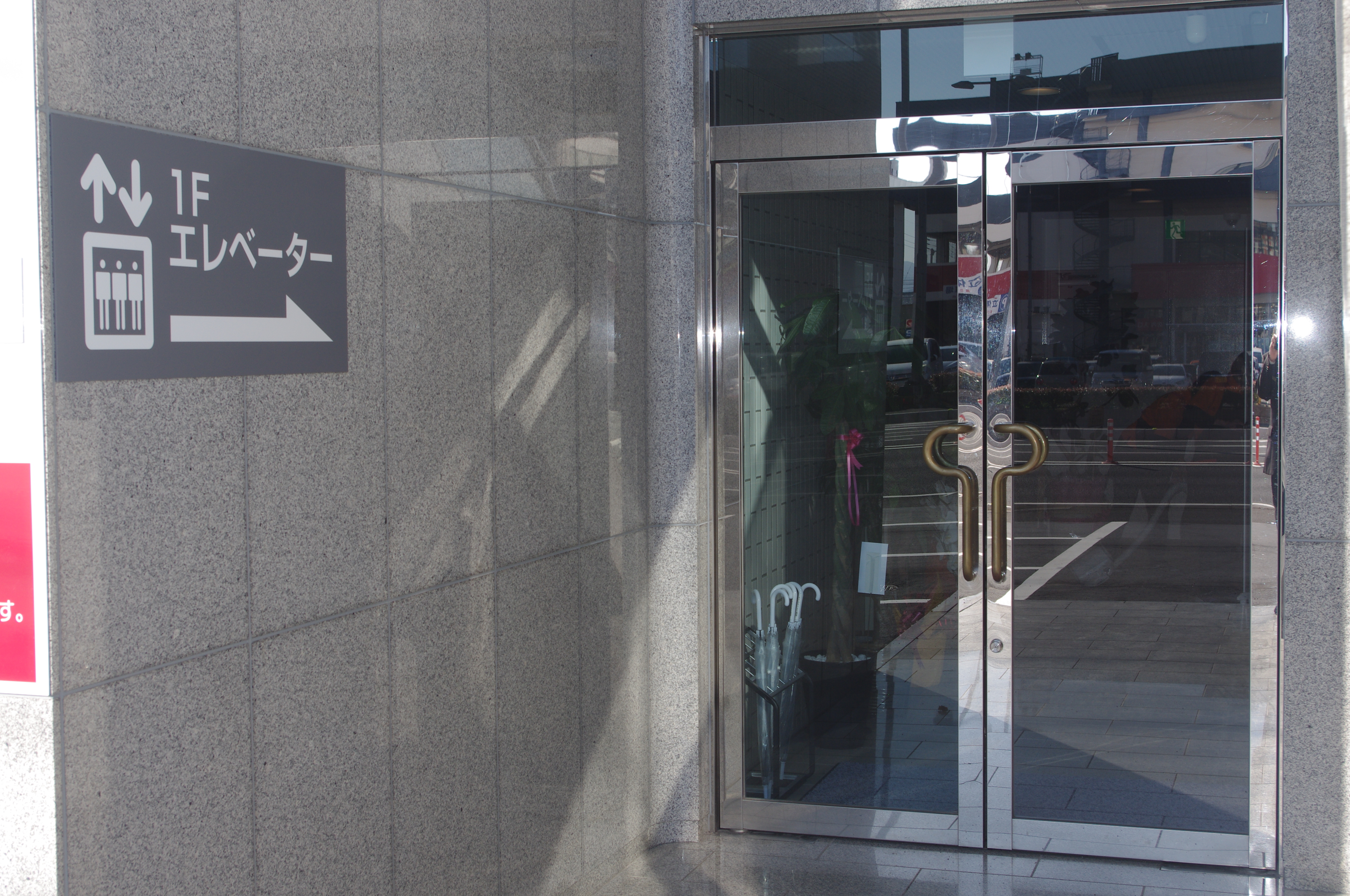 １Fエレベーター入口