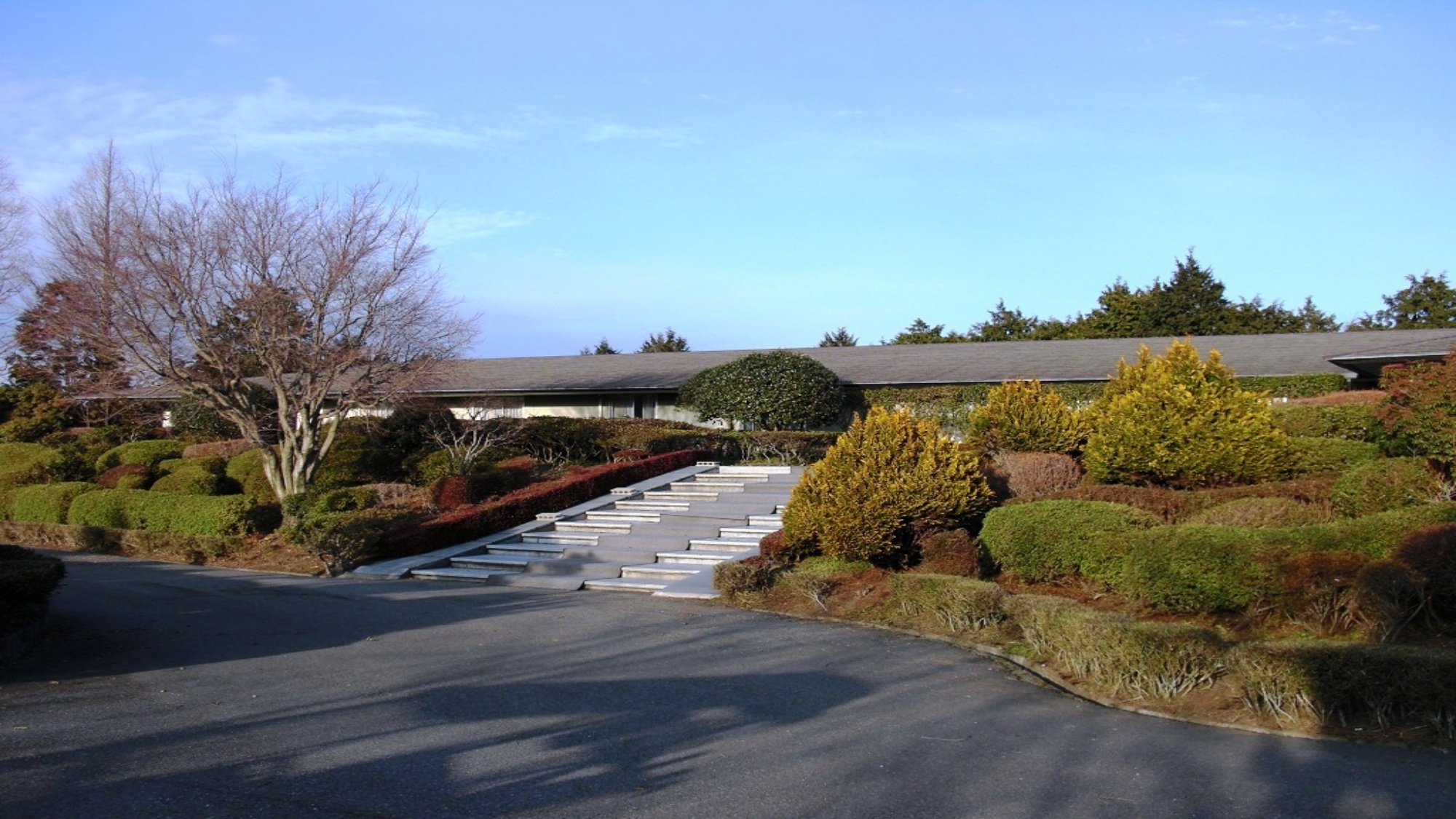 四季を楽しめるホテル玄関前♪