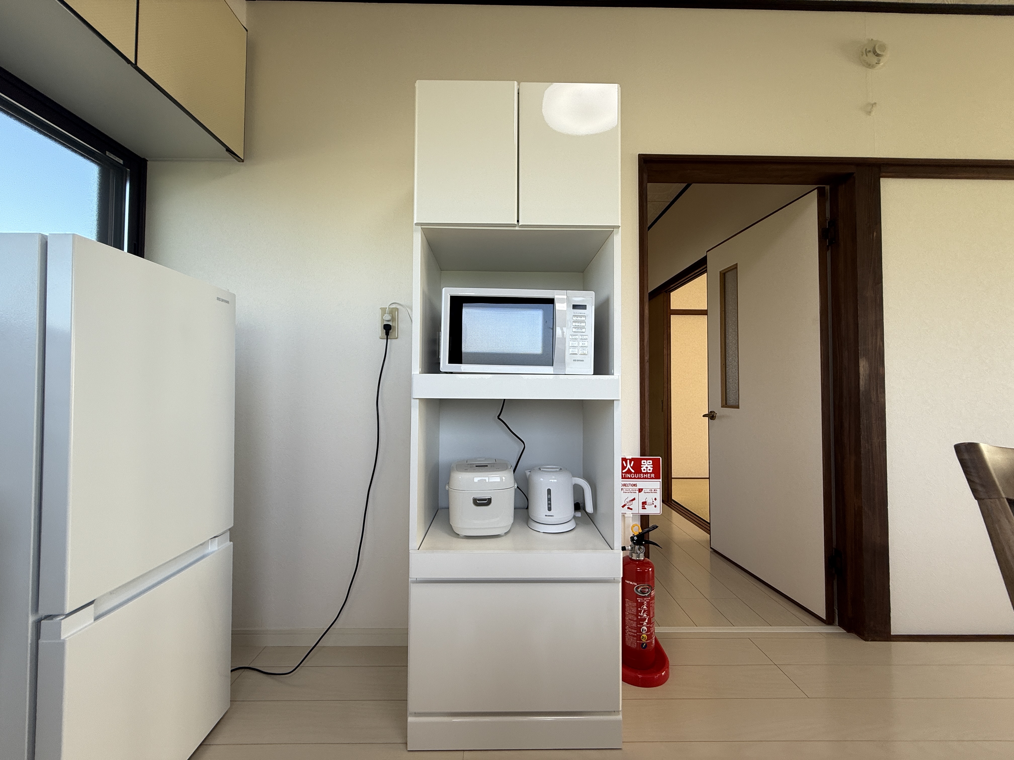 食器棚、冷蔵庫