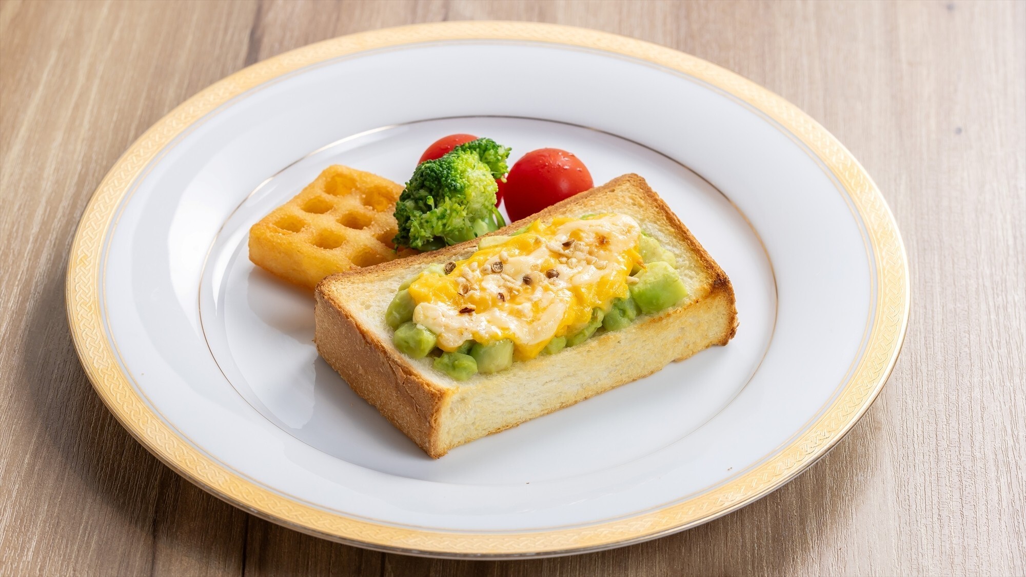 朝食｜メインプレート（アボカドと玉子のトースト）