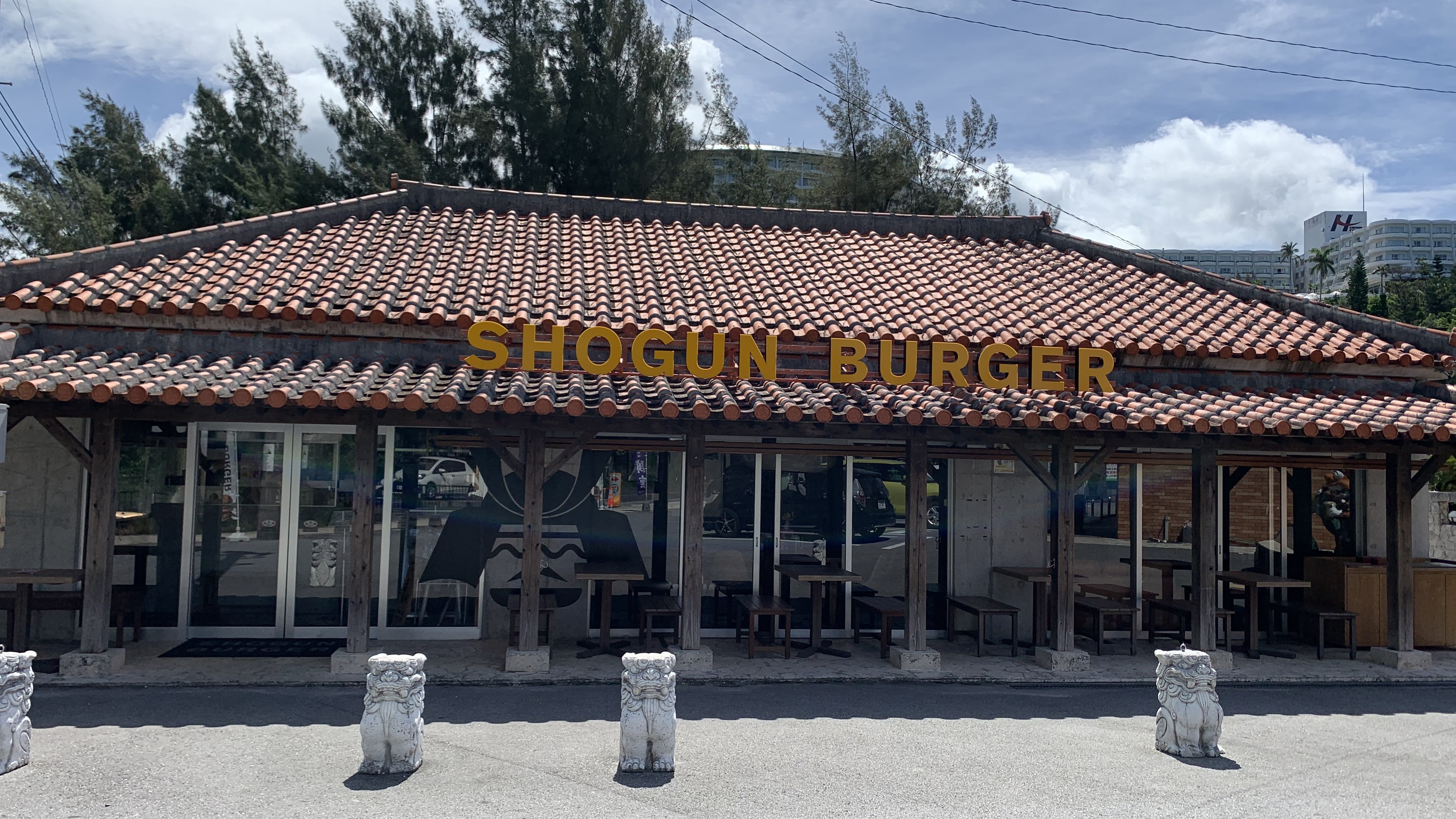 コーラルから徒歩7分の場所にあるレストランやコンビニ！