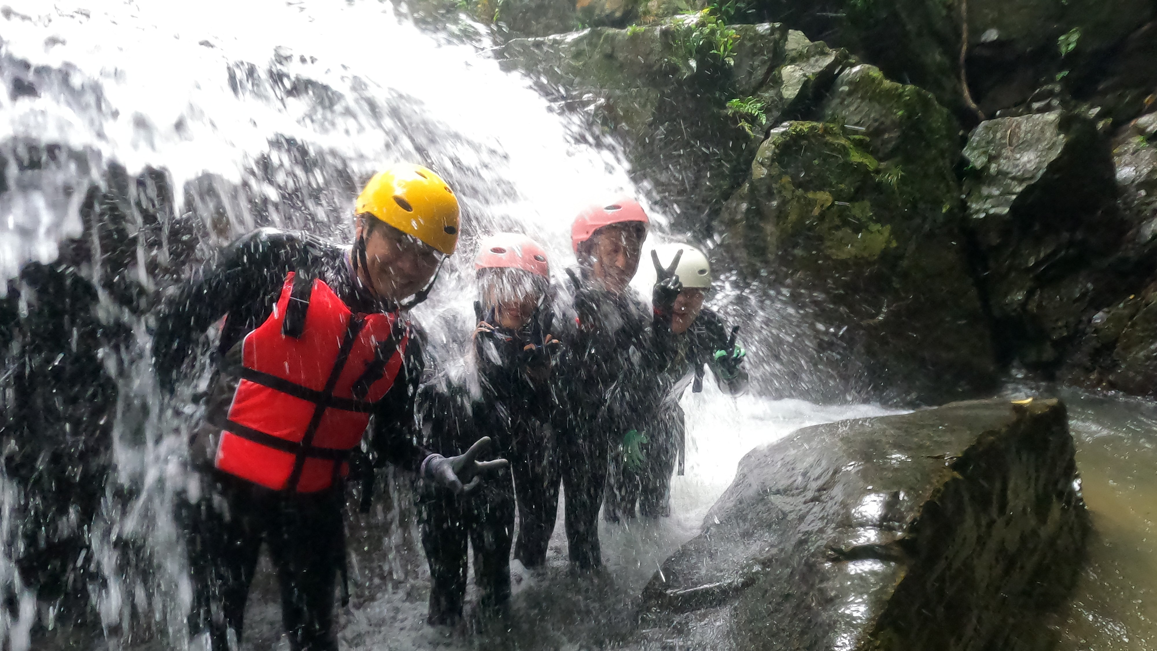 恐竜が出てきそうなジャングル！大きな滝壺では大ジャンプ！（03月～10月）（09:00・13:00）（年齢／03才～60才／120分）（年齢／06才～60才／180分）（年齢／16才～60才／210分）（場所／名護市）