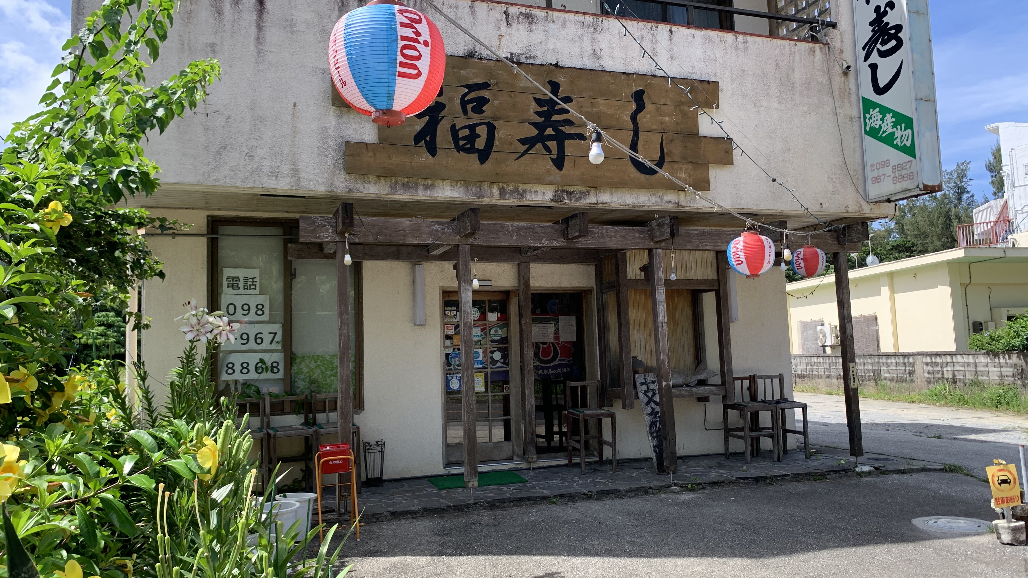 コーラルから徒歩7分の場所にあるレストランやコンビニ！