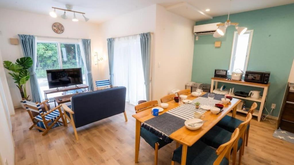 1階の広々リビングルームです。キッチンには、一通りのキッチン道具も、揃っているので、地元の食材を使っての料理など、ご家族で楽しくお食事が出来ます。