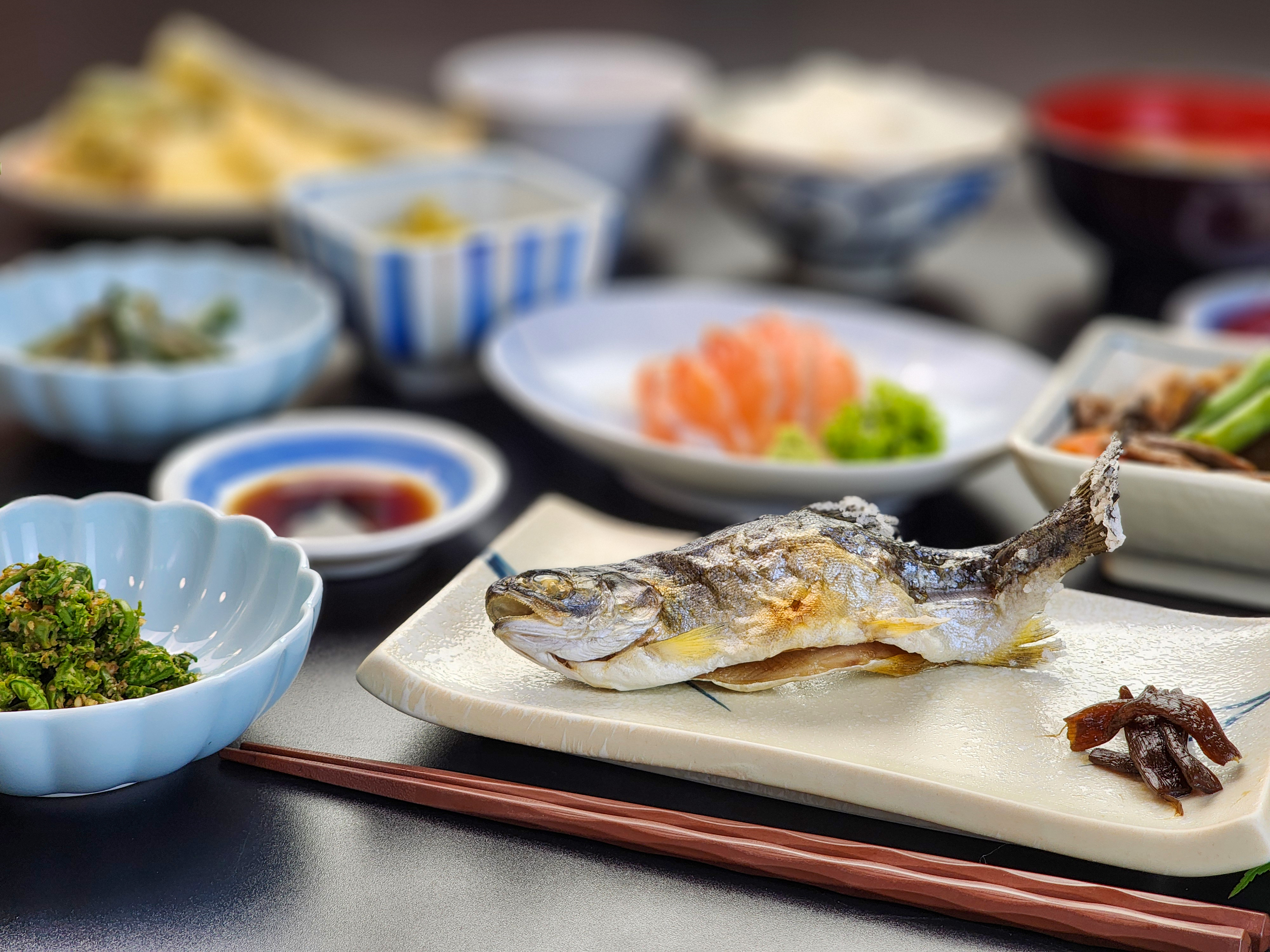 #夕食 伝之助小屋のお食事は季節の山菜がテーブルに並びます