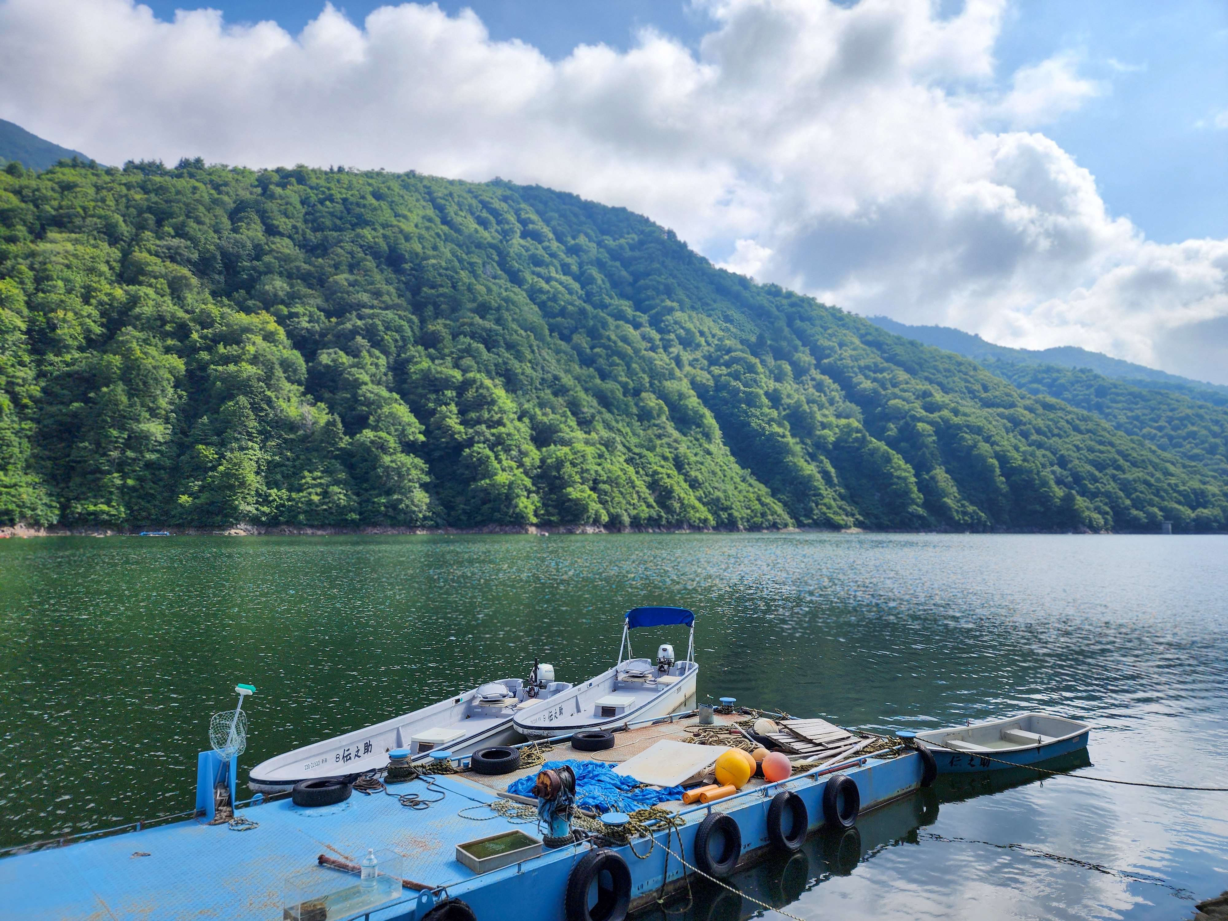 #周辺アクティビティ  事前予約制で釣り用ボートを貸し出しております。