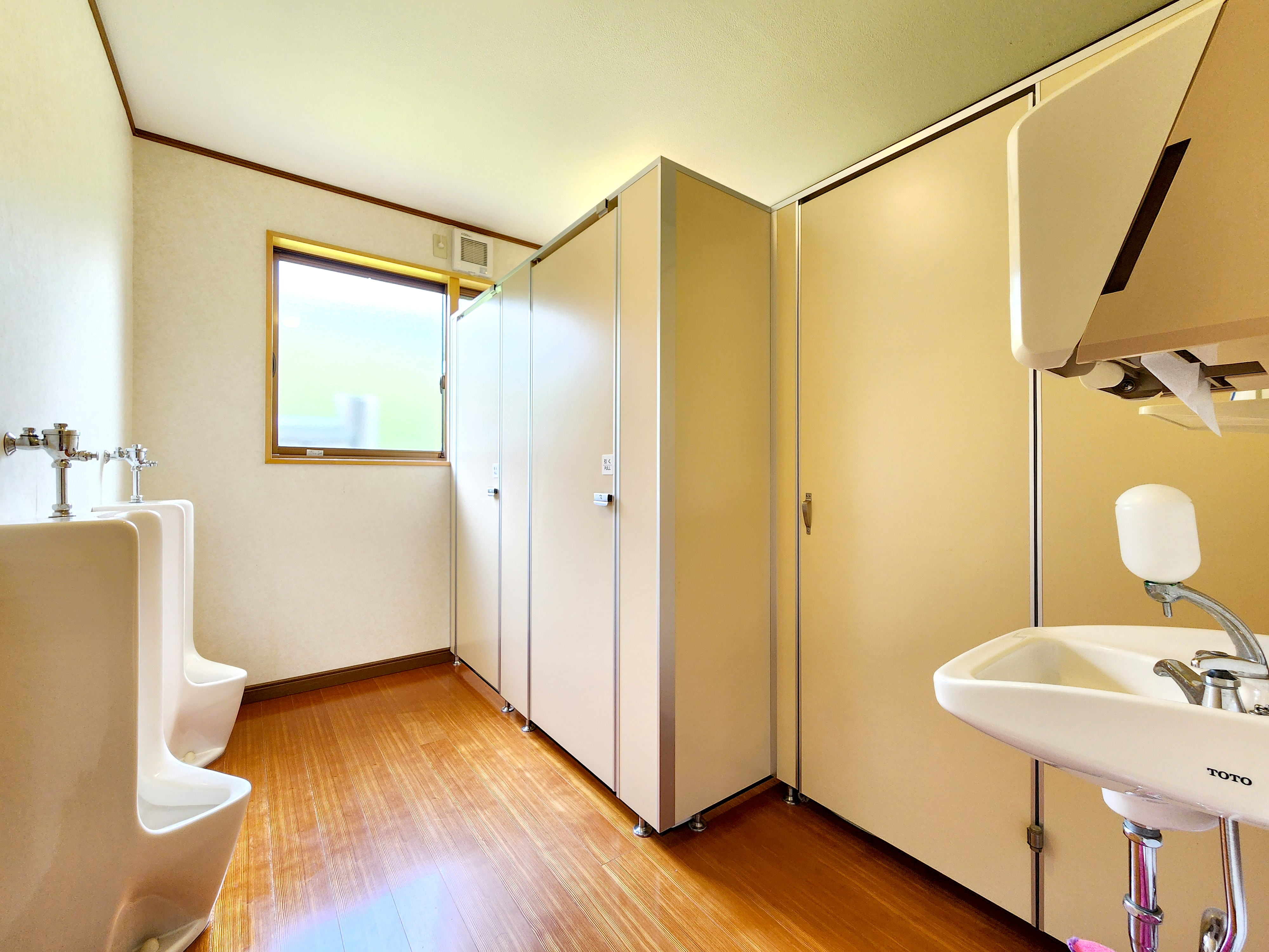 #館内 1階のトイレは共用、2階は男女別となっております。