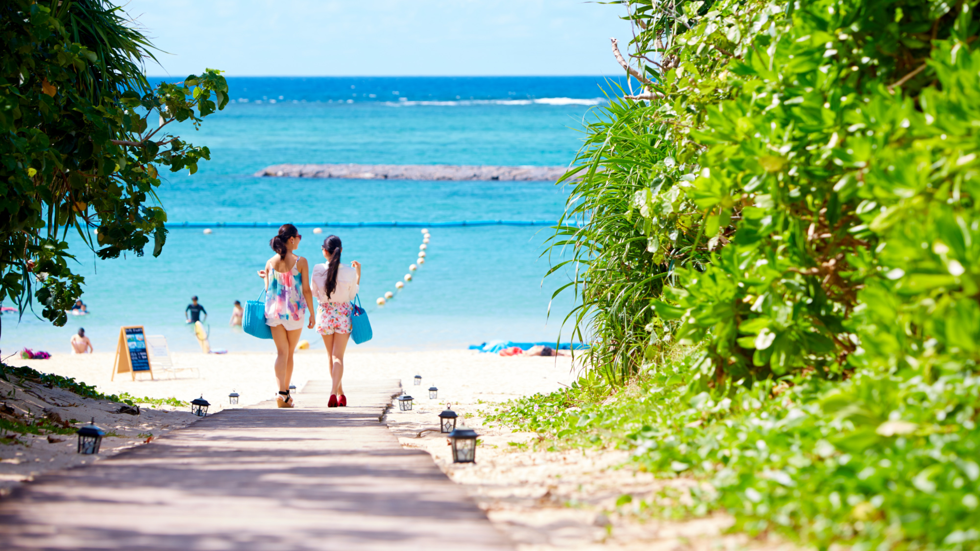 ■緑を抜けてマエサトビーチへ