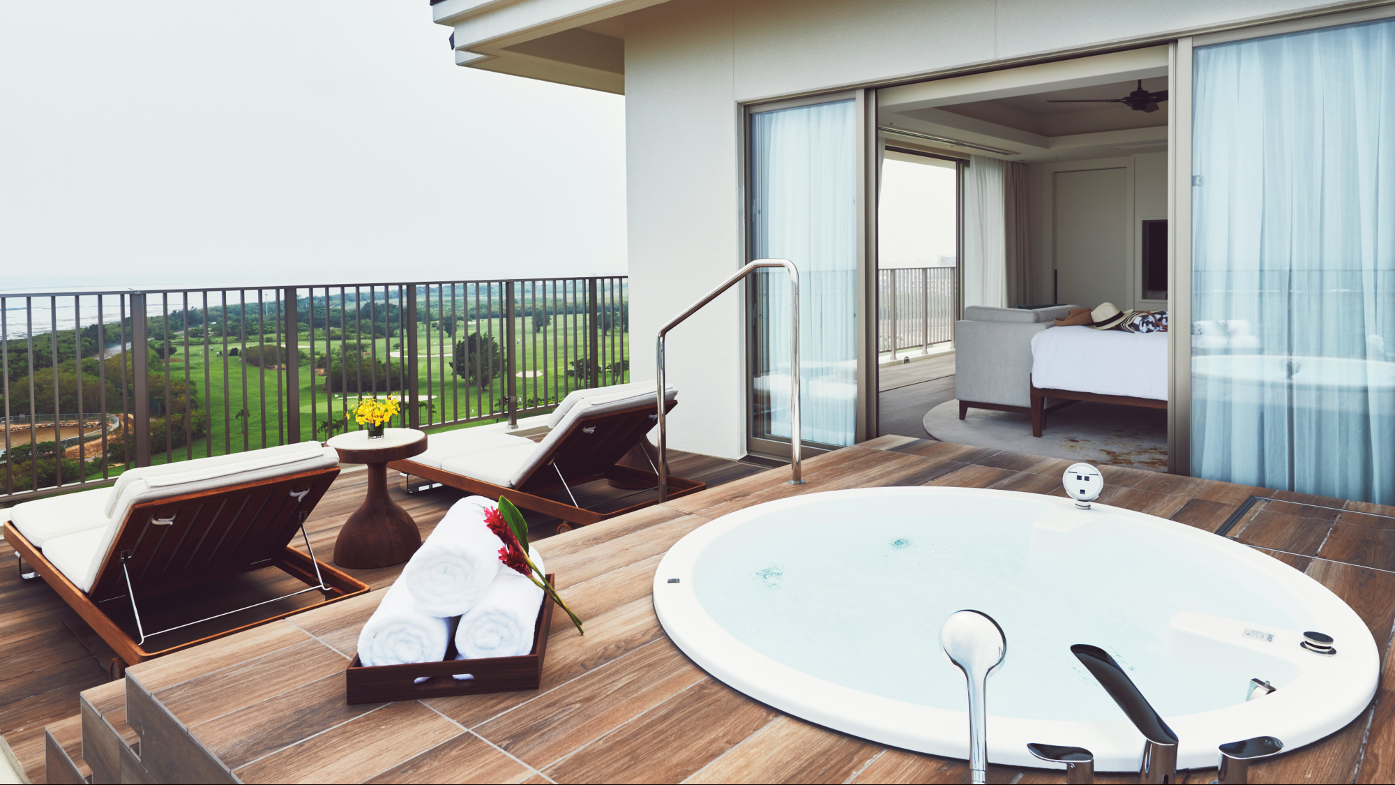 ■クラブインターコンチネンタル スイート　バルコニーのジェットバスでお寛ぎください