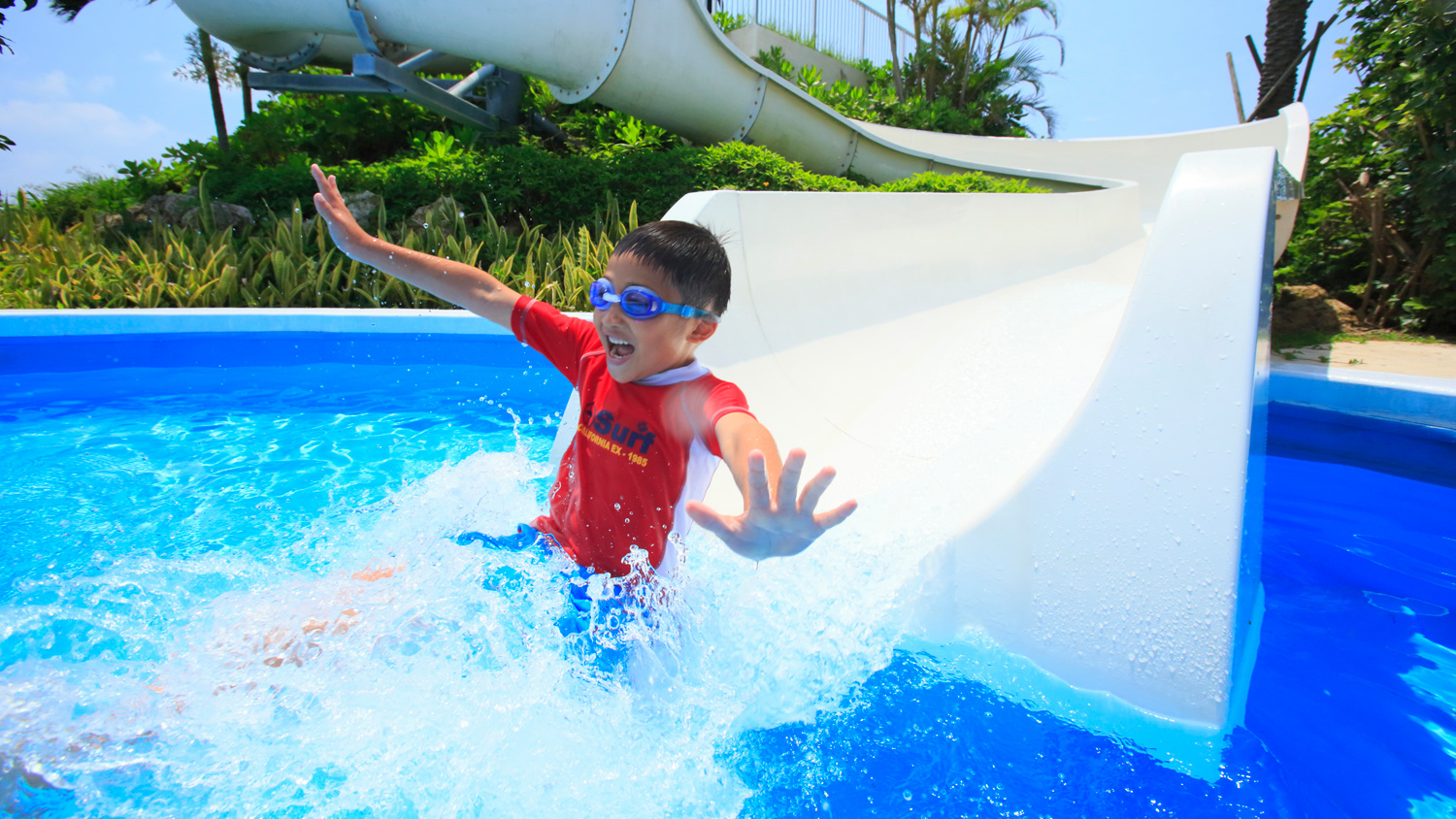 ■サンライズプールにはお子様には嬉しいウォータースライダーもご用意