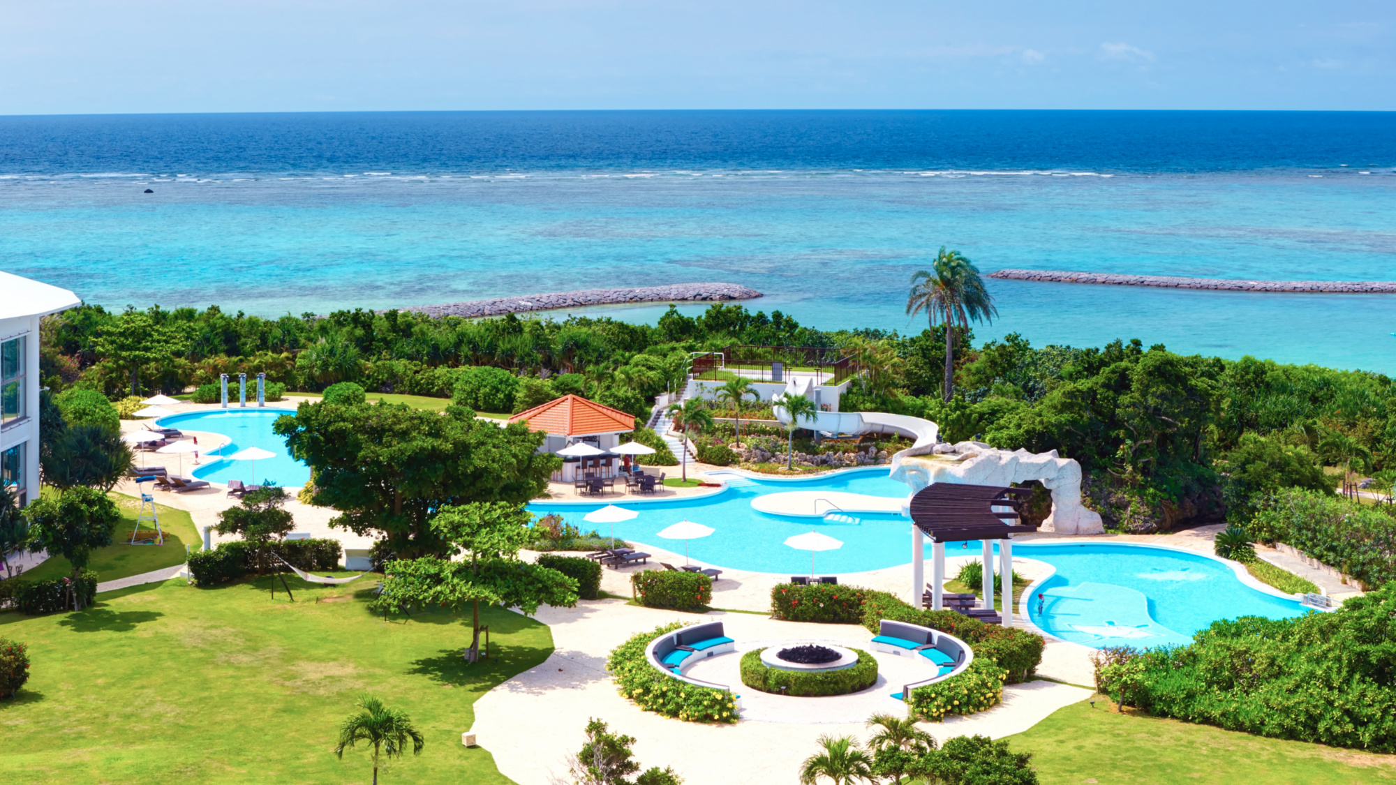 ■南国の色彩に包まれたサンライズプール