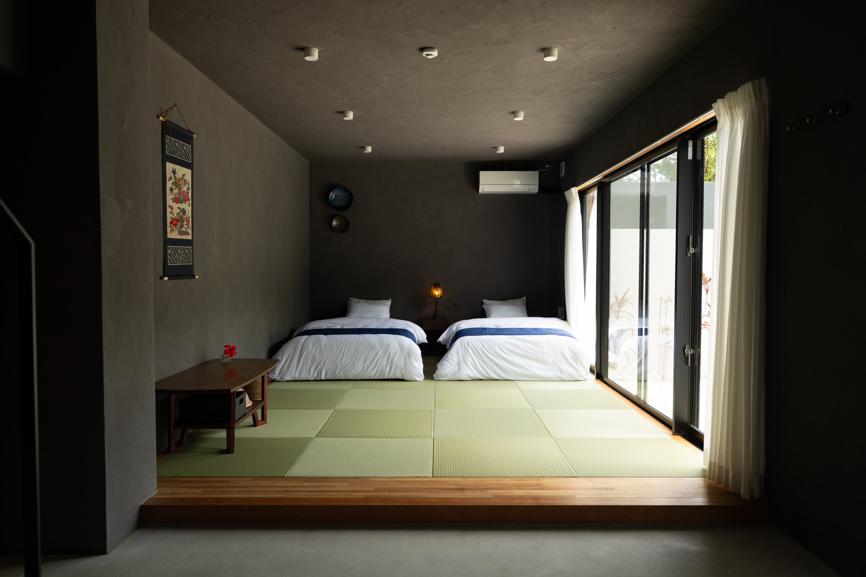 【和】壁には沖縄らしさあふれる紅型ややちむんの飾り皿をあしらっています。