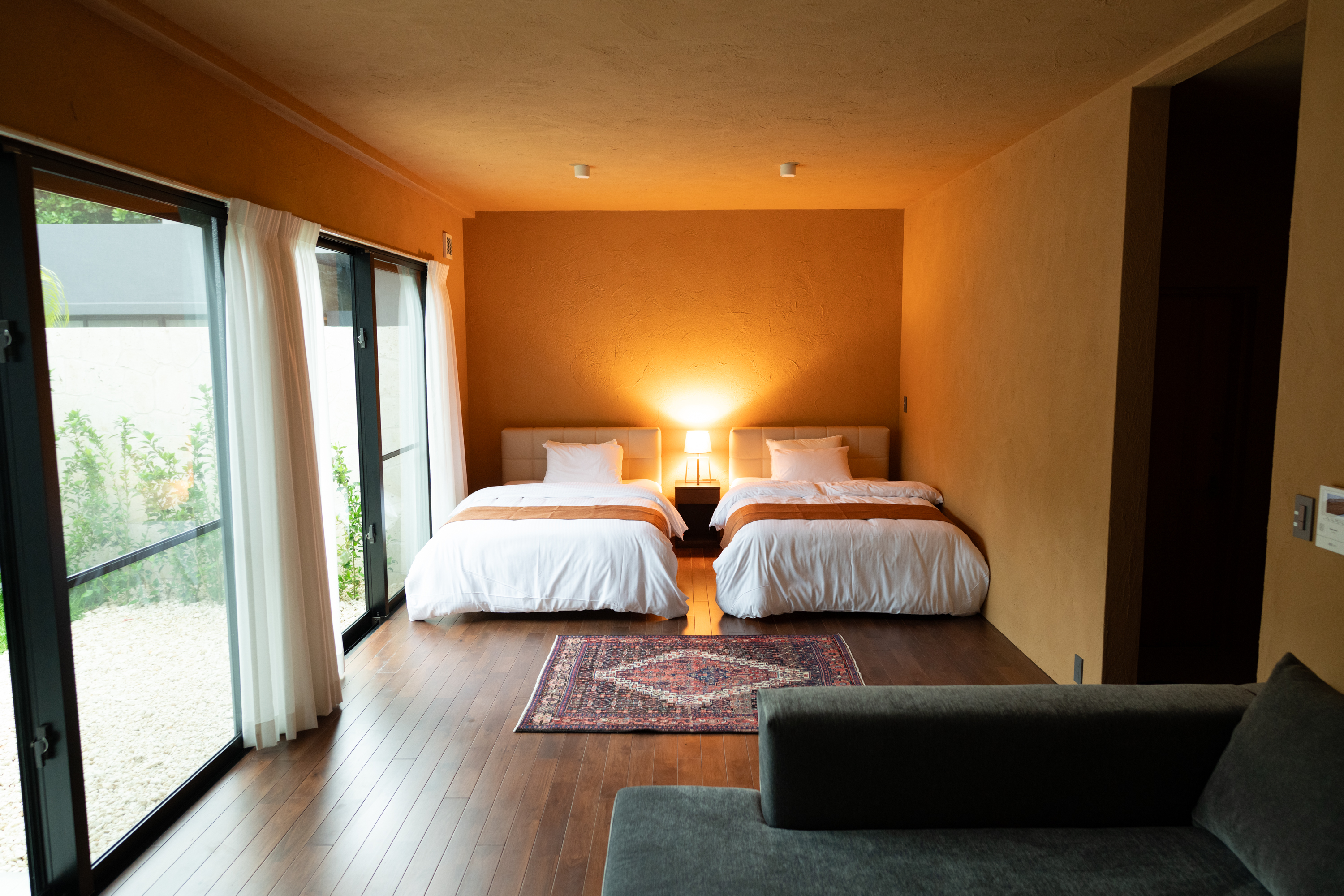 【洋】暖かみを感じる黄色味の漆喰壁