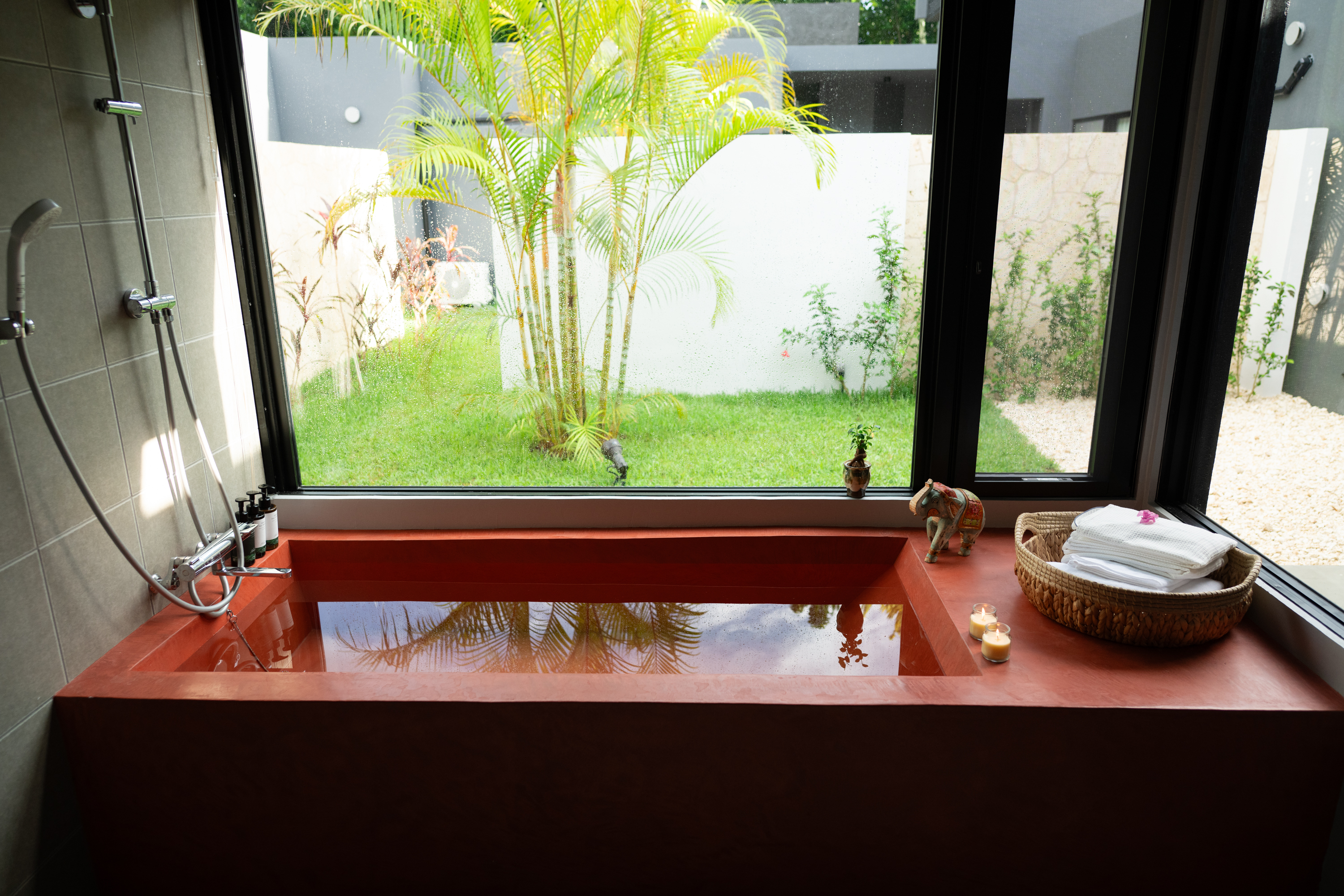 【洋】中庭と調和した唯一無二の浴室。