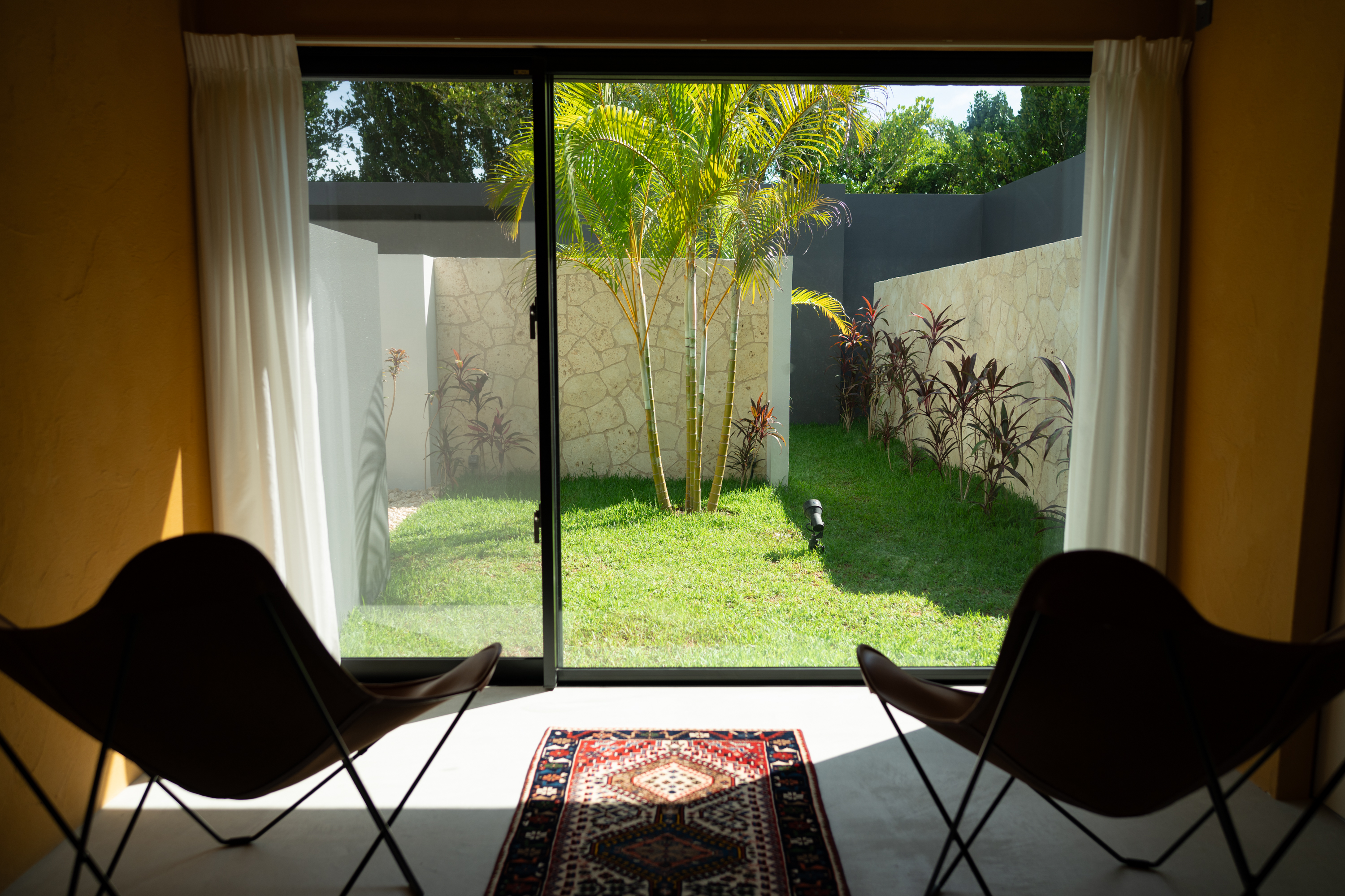 毎朝、ささやかな軽食サービスを用意しております。