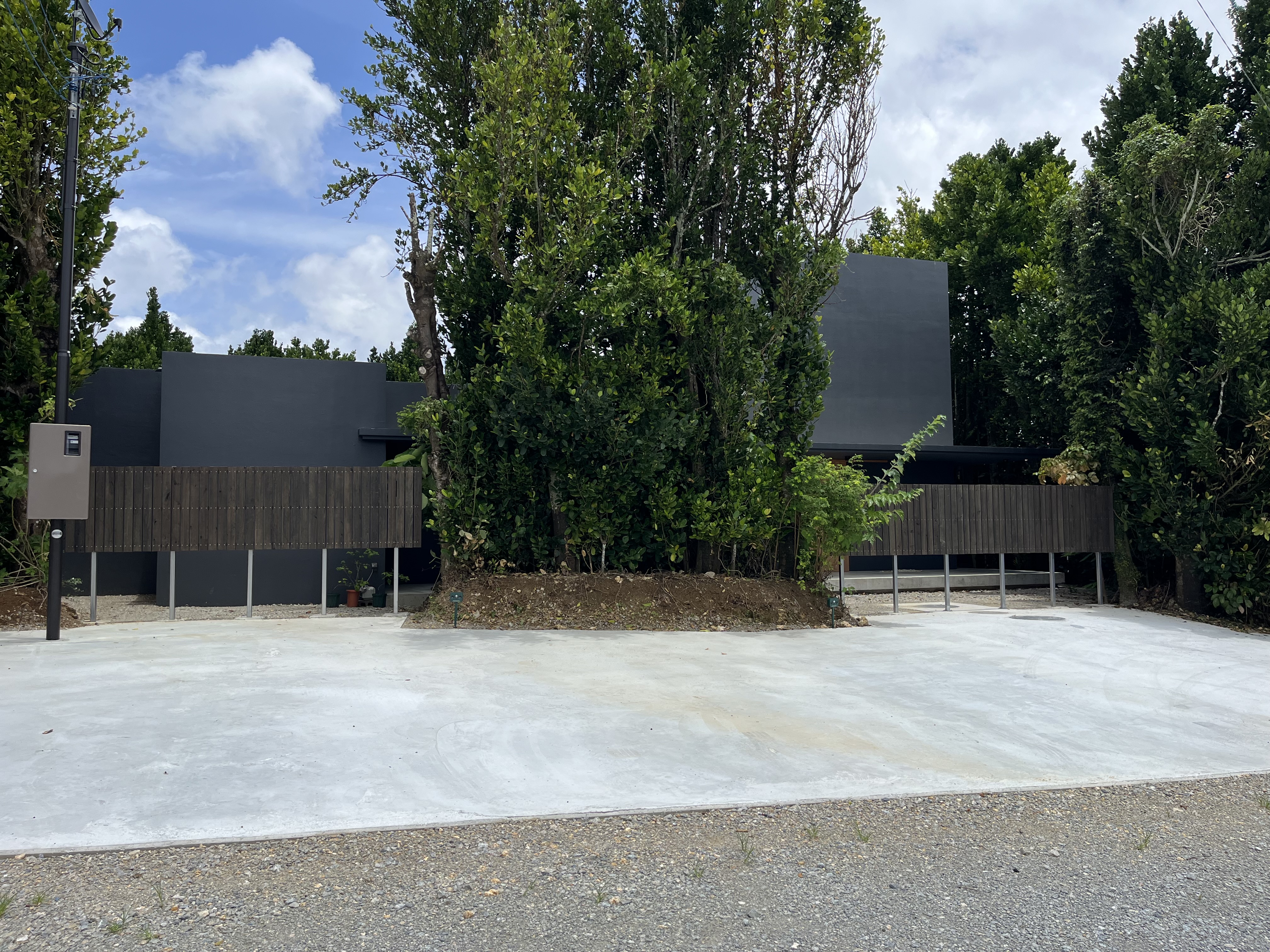 建物の前に駐車場がございます。空いているスペースにご駐車ください。