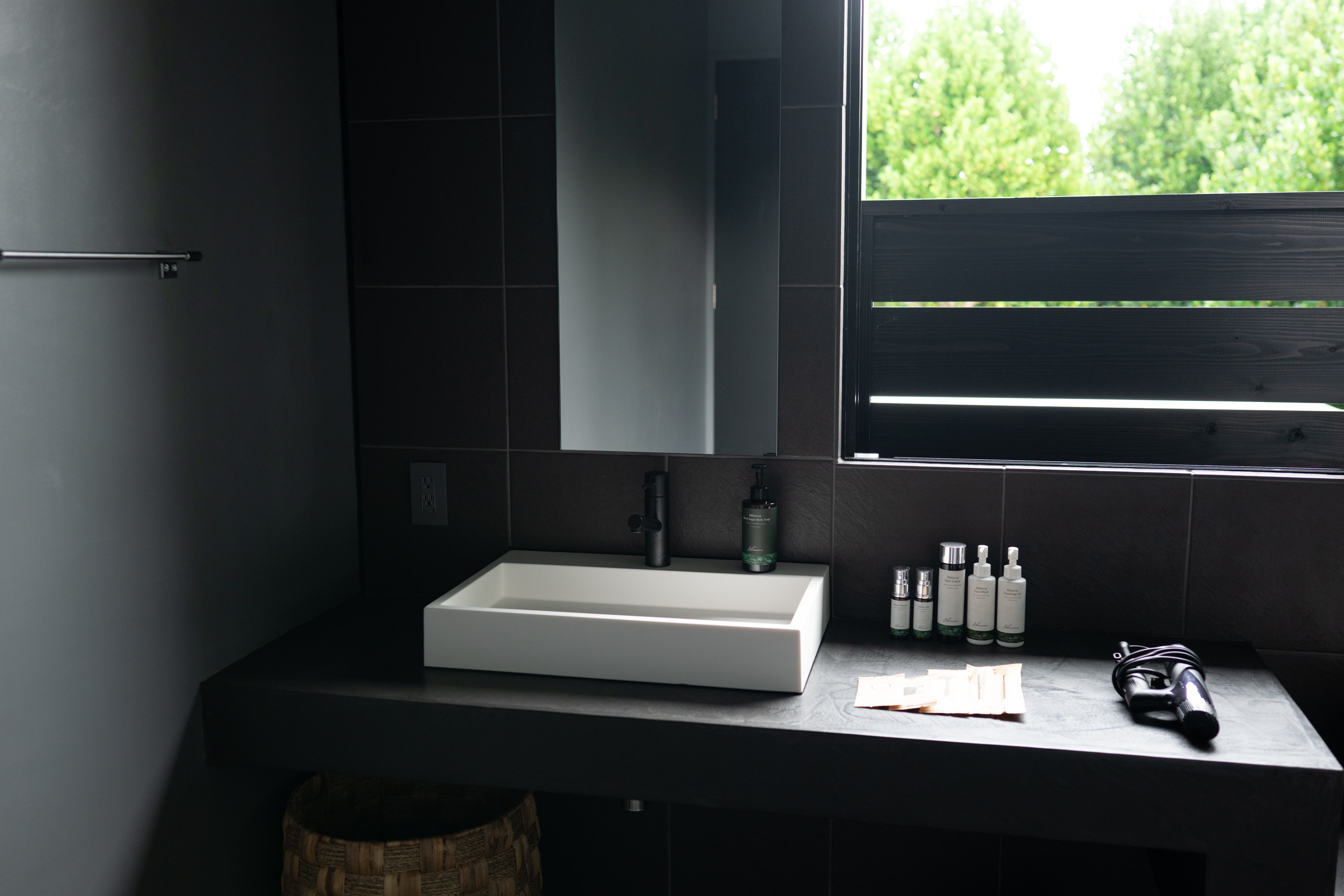 【和】フクギの木々を臨むバスルーム