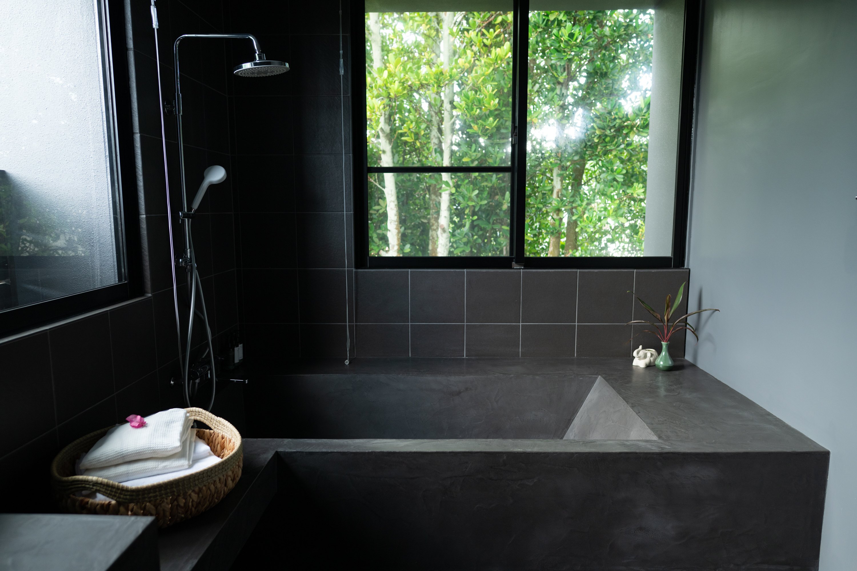 【和】黒を基調にした落ち着きのあるしつらえ