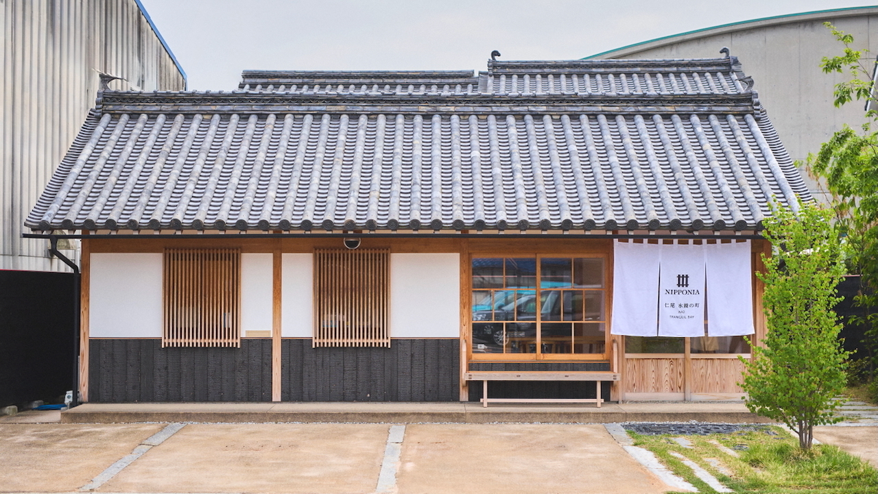 フロント棟（チェックイン・チェックアウト手続き場所）