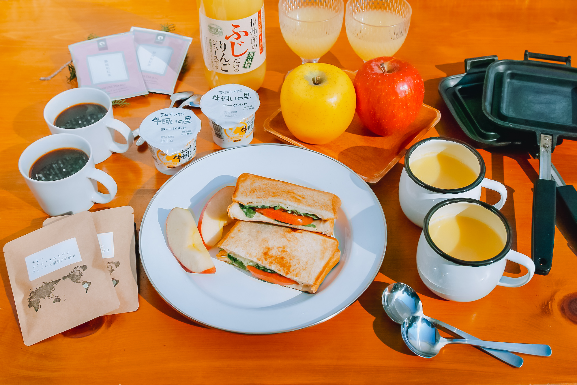 りんご畑の中に佇むベーカリー&rdquo;Boulangerie みかづき&rdquo;から提供された食材を使ったホットサンドセットです。車で5分ほどの距離なので翌朝の買い物もオススメ。