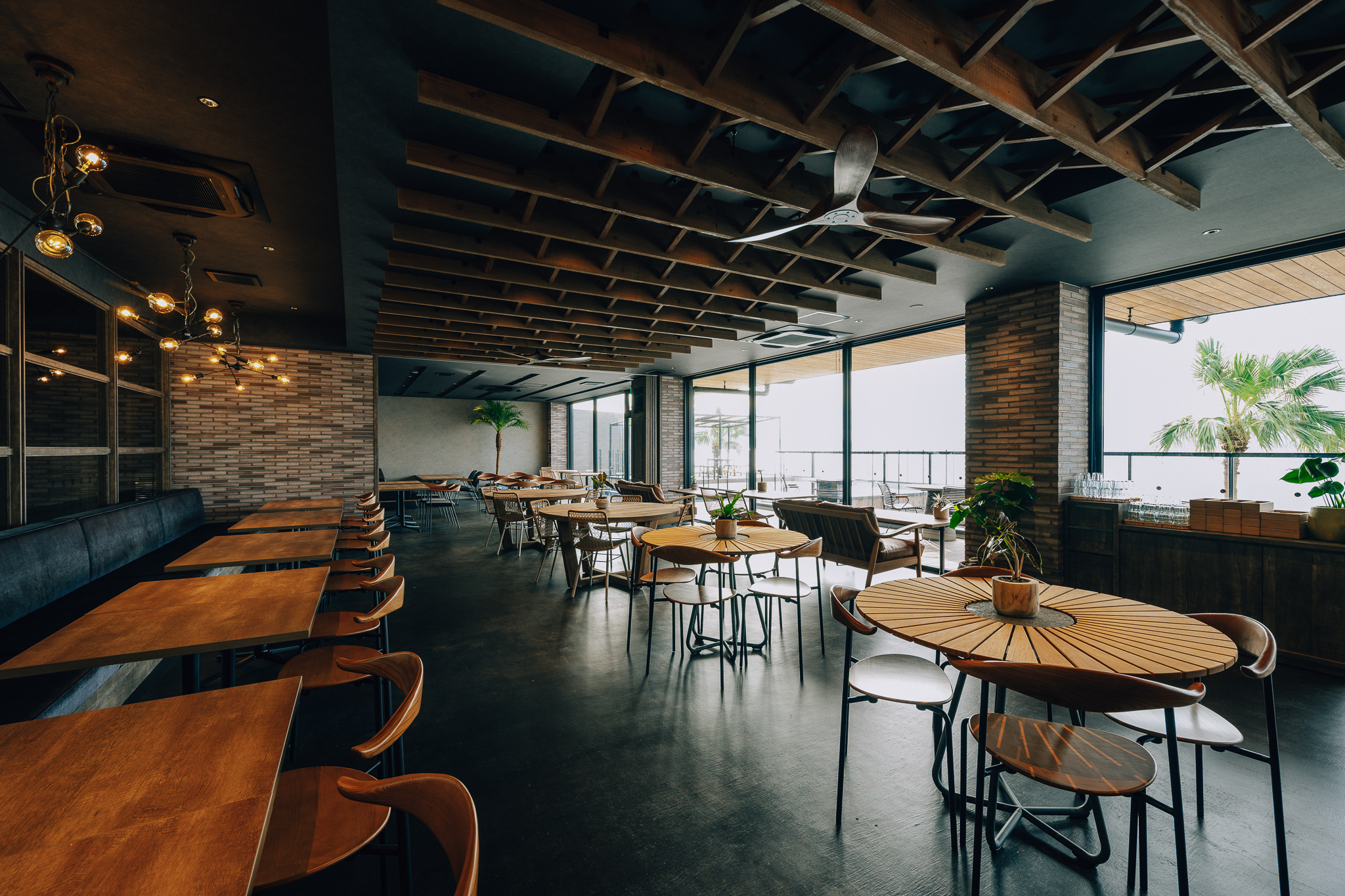 2階カフェ＆レストラン