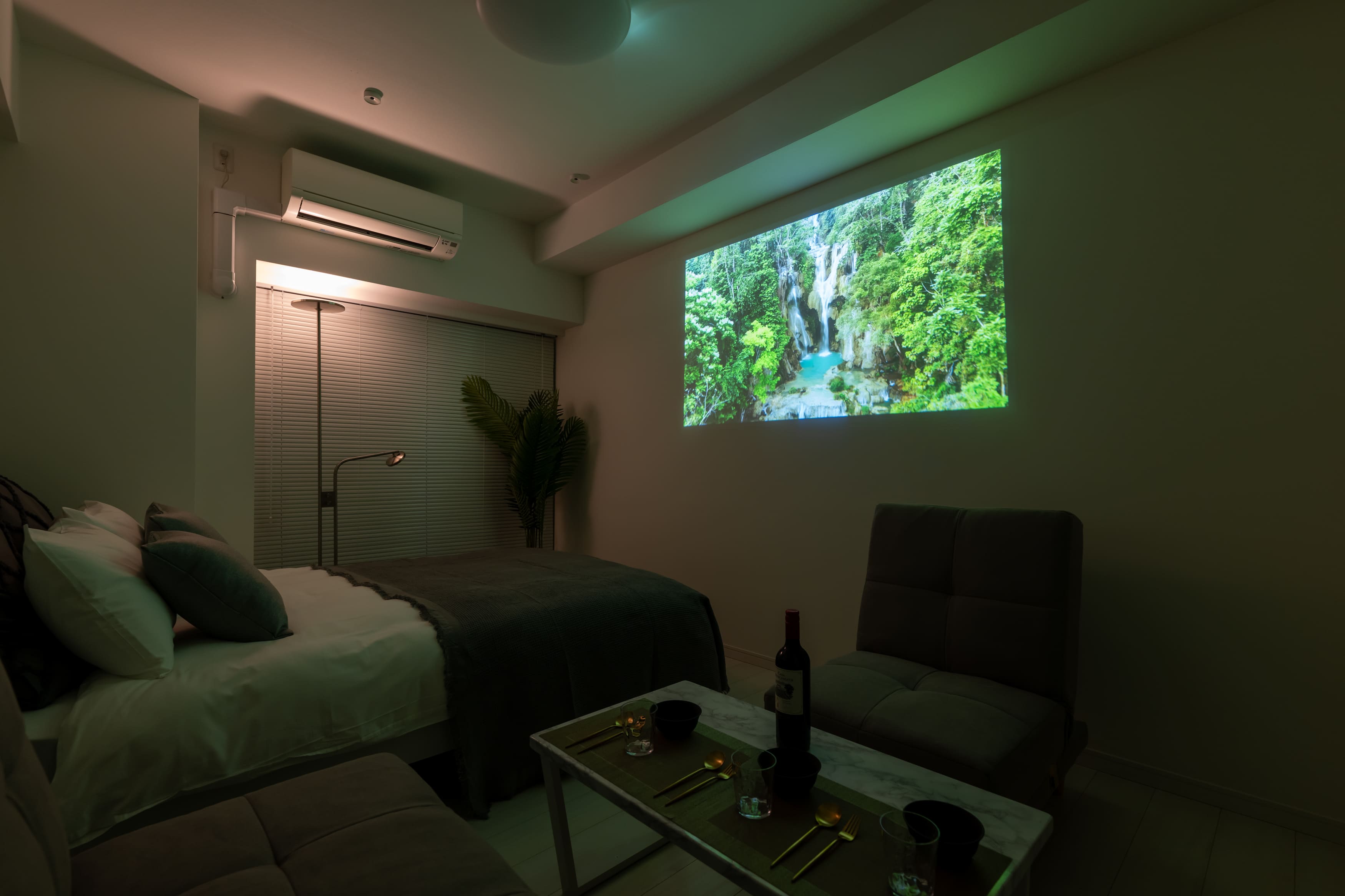 客室プロジェクター