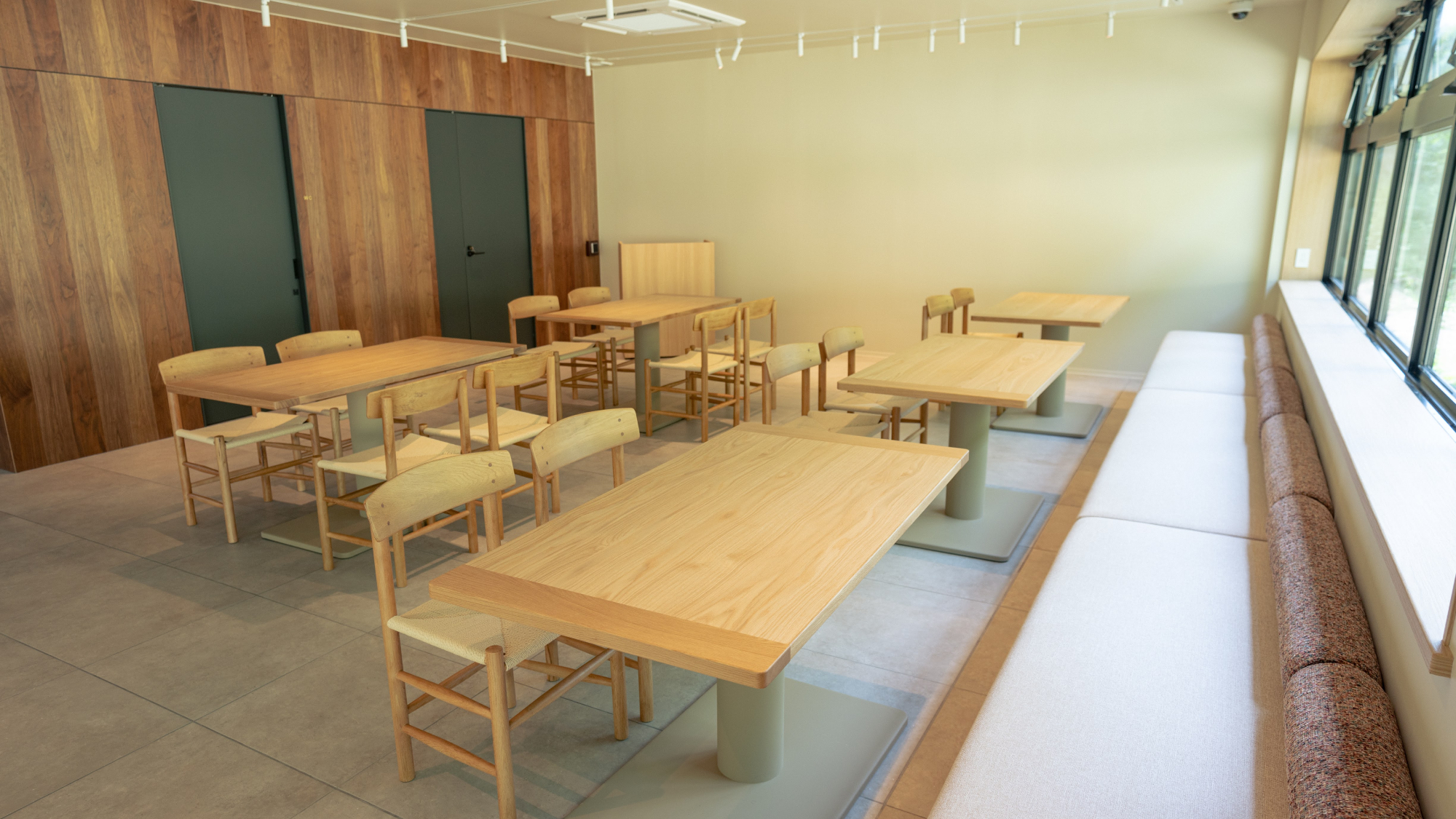 館内施設│バックラウンジ