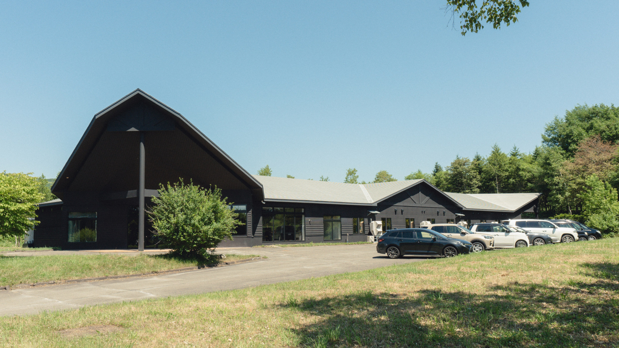 摩周湖まで車で約13分。当館のレンタサイクルなら約30分。自然に囲まれたロケーションに癒される