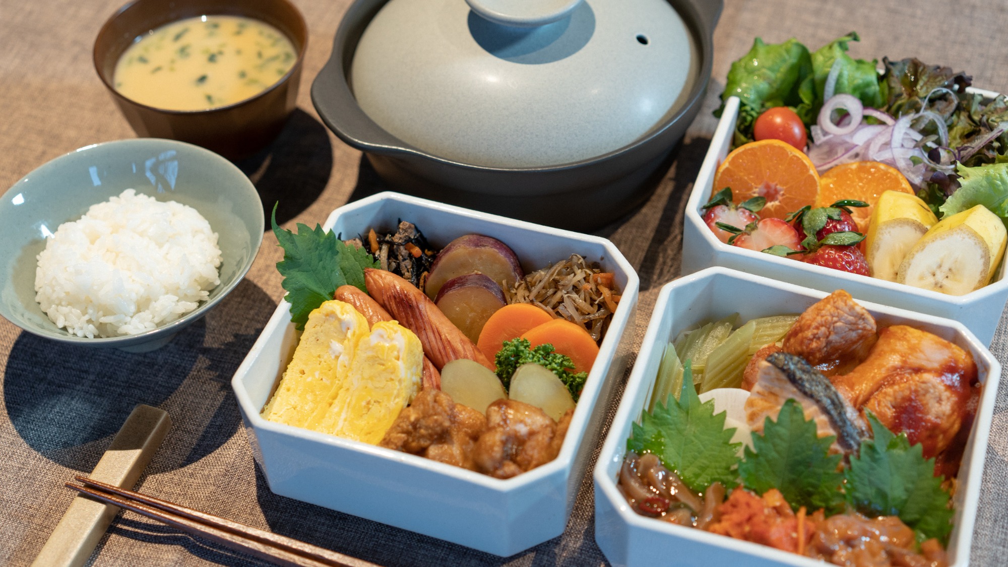 【朝食一例】ご朝食はご自室で。彩り豊かな御重で一日の活力をチャージ！