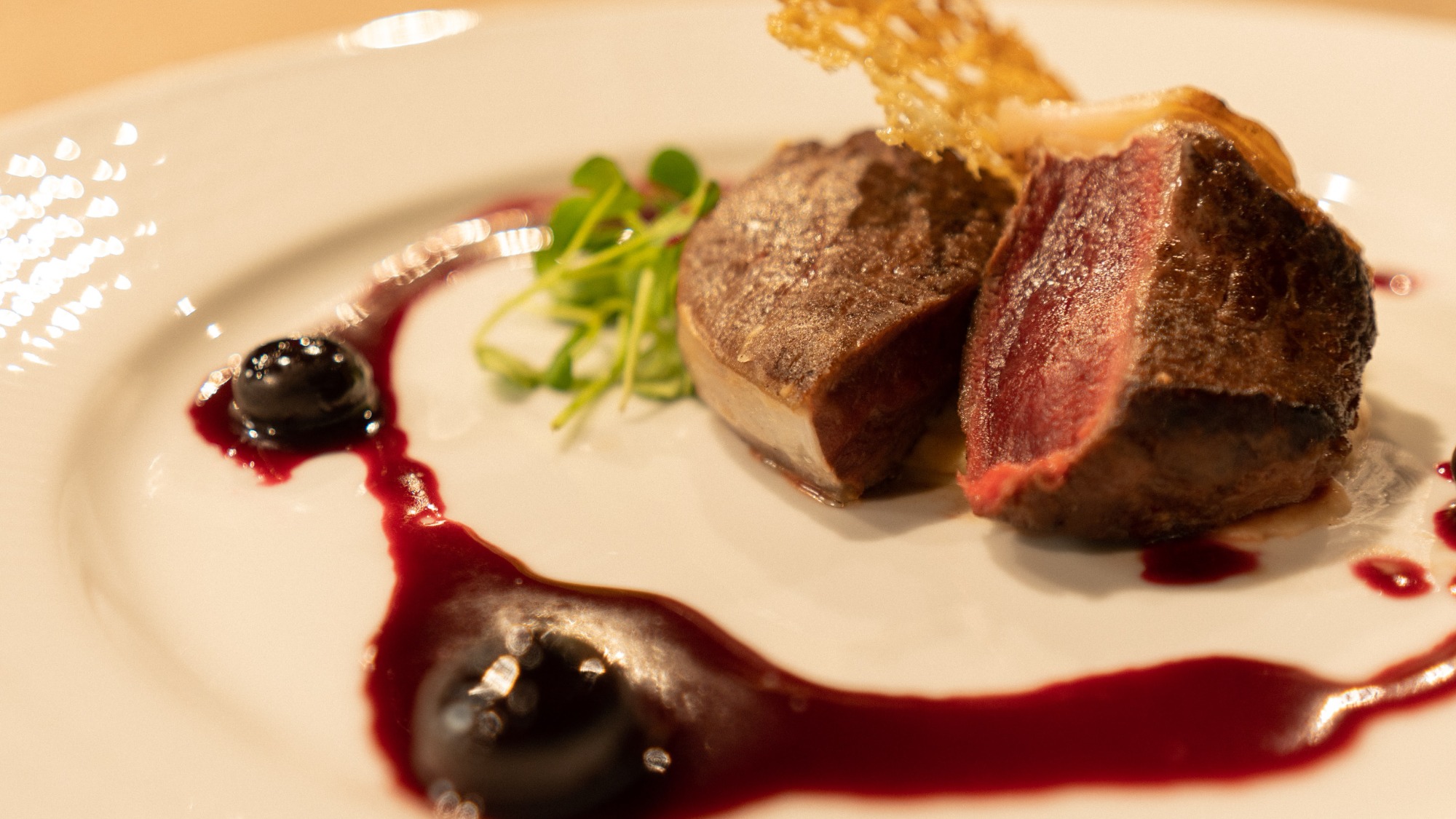 【ディナー一例】しっとりと柔らかく、臭みがなく、旨味に満ちた摩周鹿　※一例