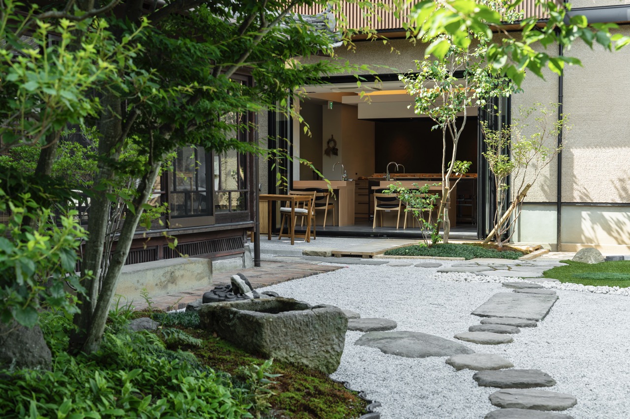 風情ある中庭を進んだ先に地獄蒸しキッチンがあります。