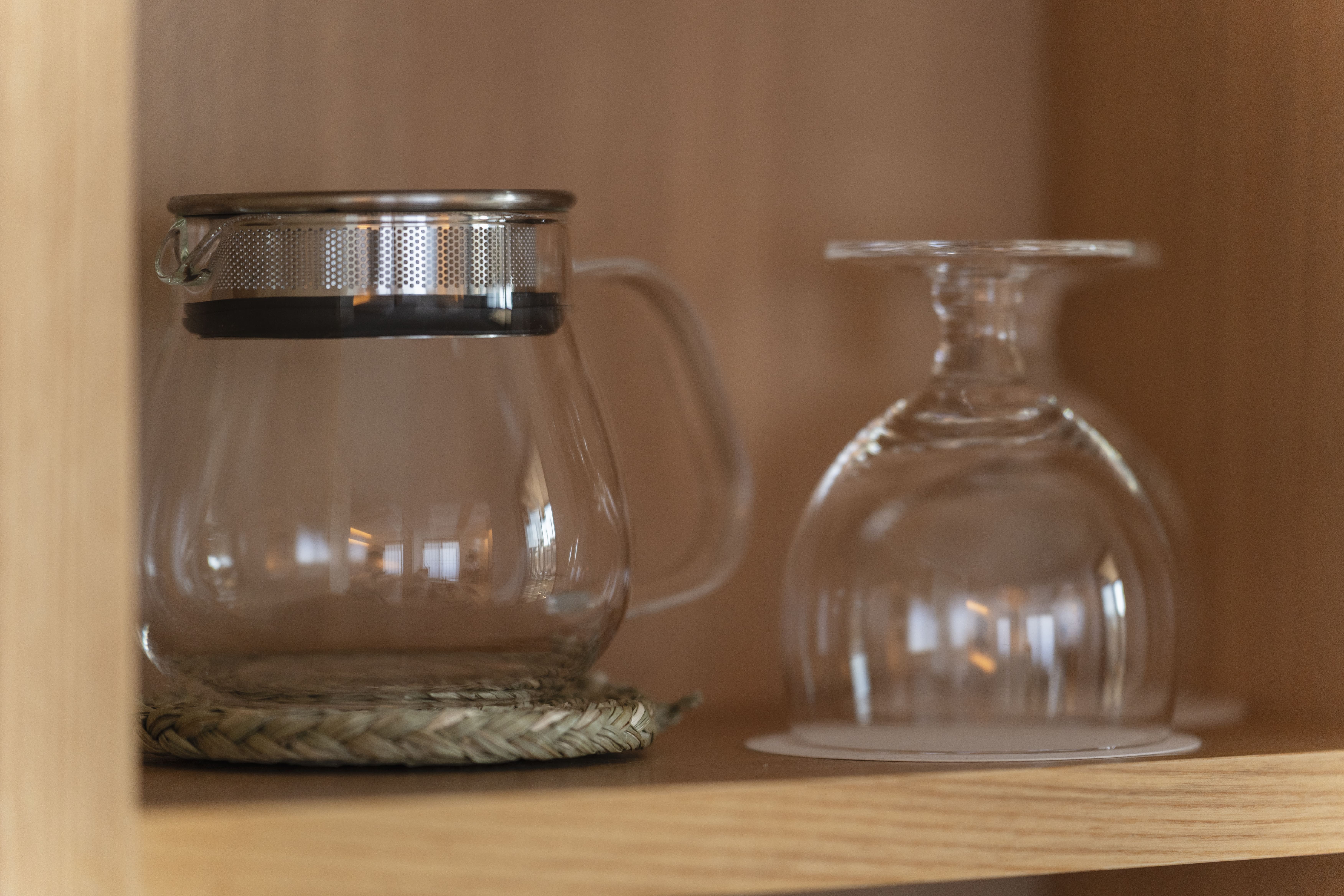 お部屋のグラスとティーポット