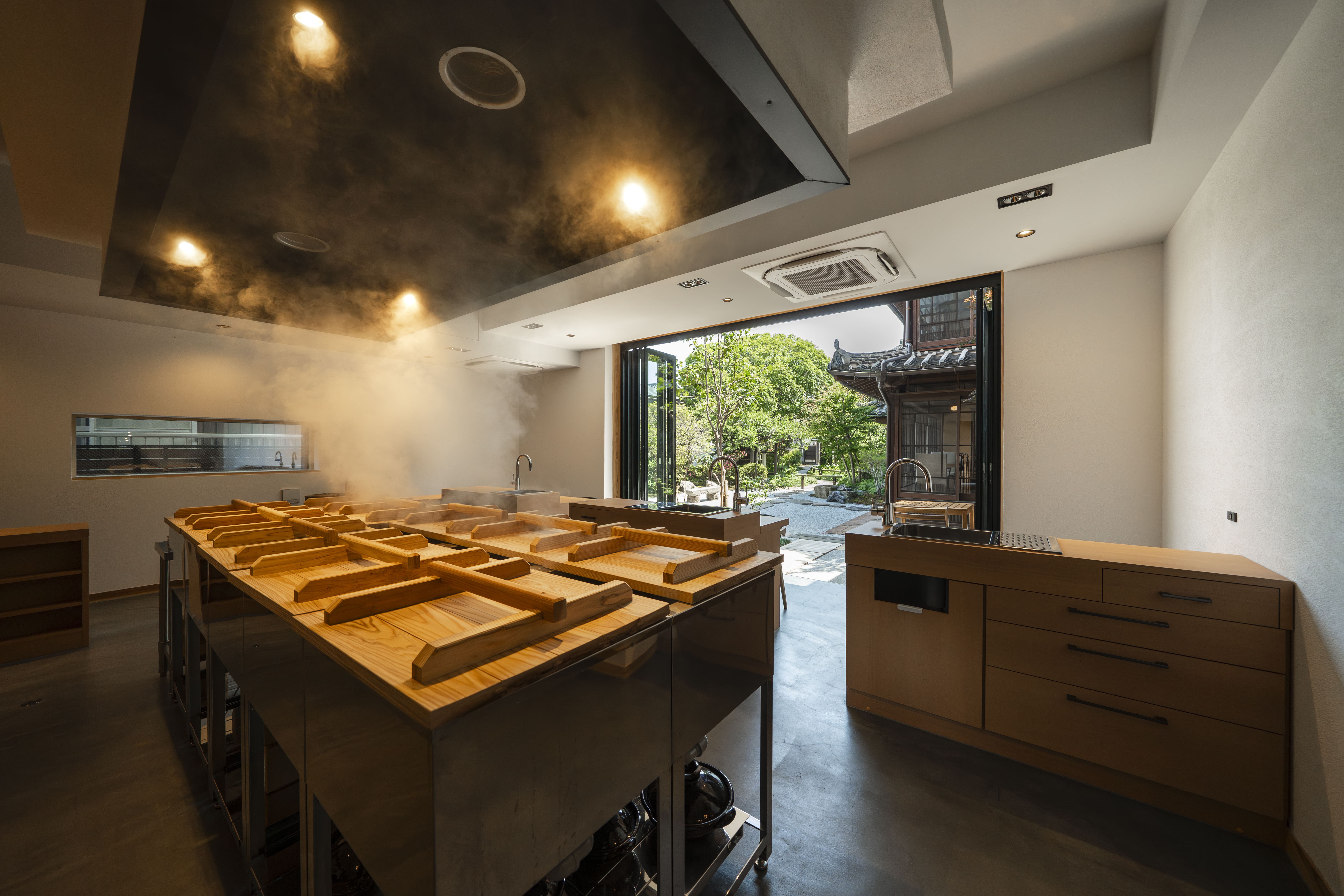 地獄蒸しを10基備えた新設のキッチン