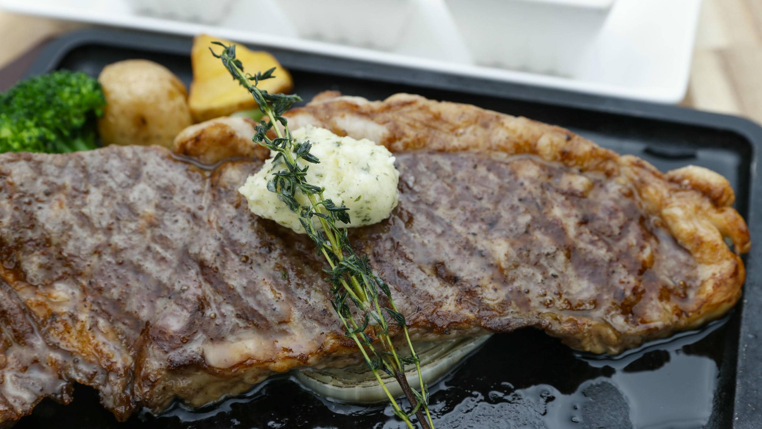 アンガス牛のステーキ ～3種のお味で～