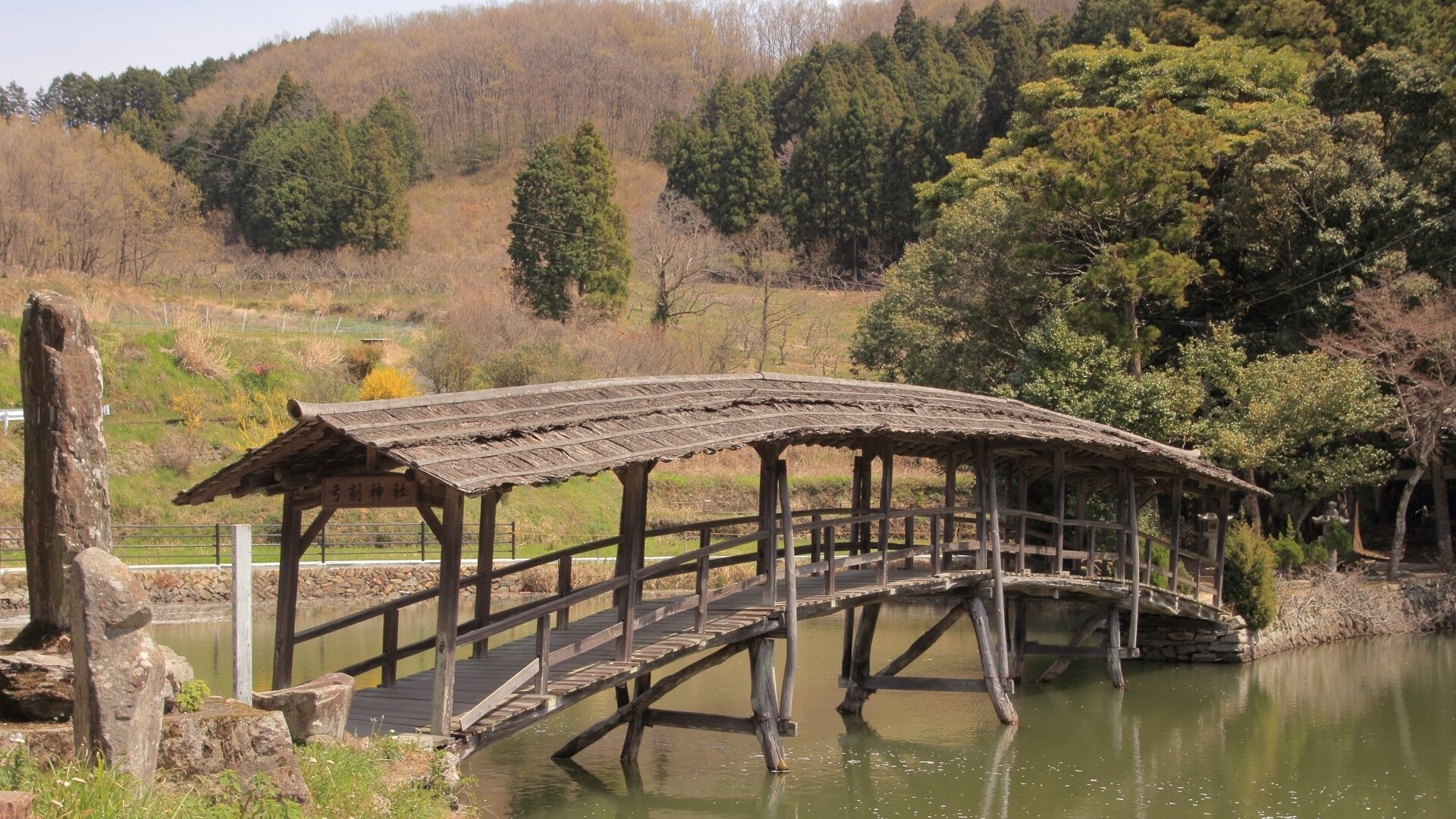 弓削神社／車で約２５分の距離にございます