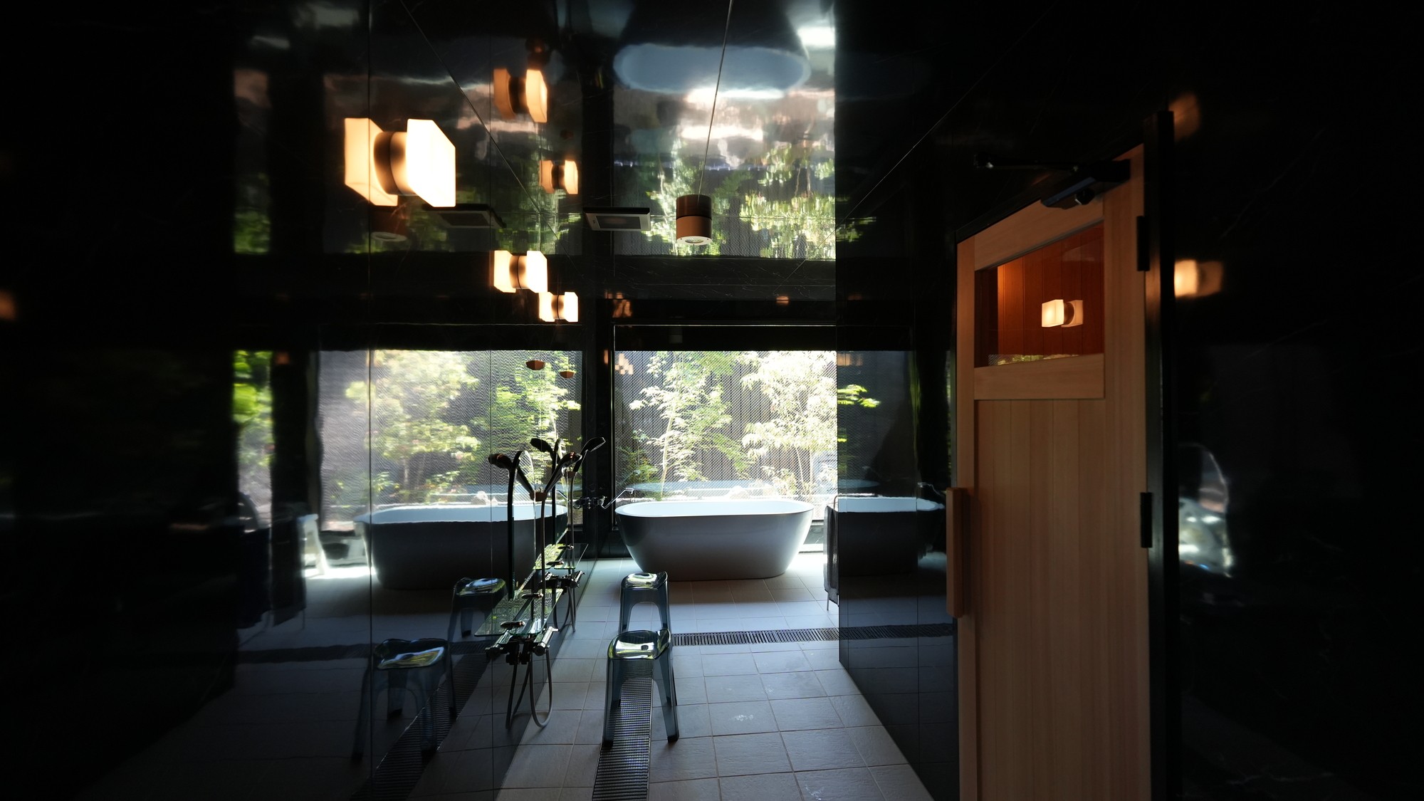 浴場／２つのバスタブがございます※男女交代制