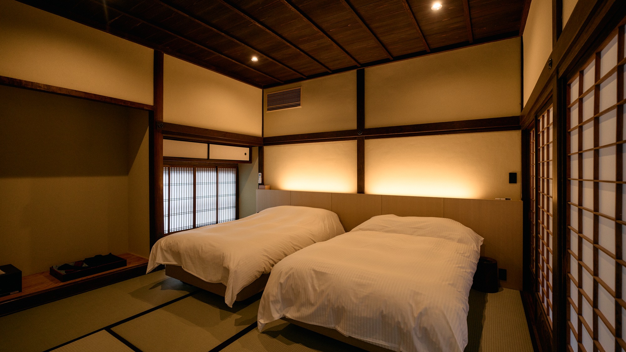 ・【母屋棟】畳が嬉しい和モダンなお部屋。浴衣のご用意もございます