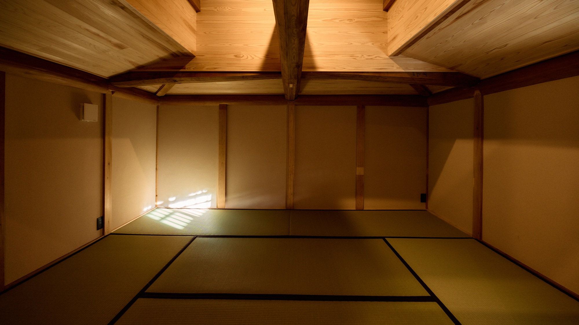 ・【離れ棟】屋根裏には畳敷のお部屋が2室あります