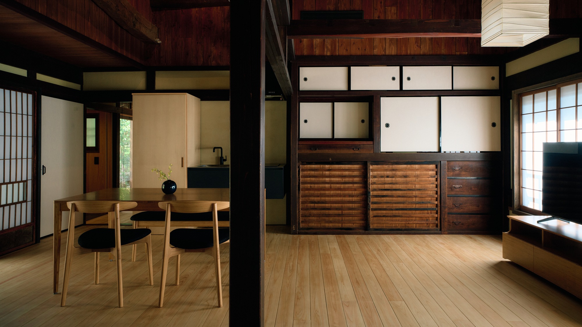 ・【母屋棟】無料Wi-Fi完備。昔ながらの建物でも安心して滞在していただけます