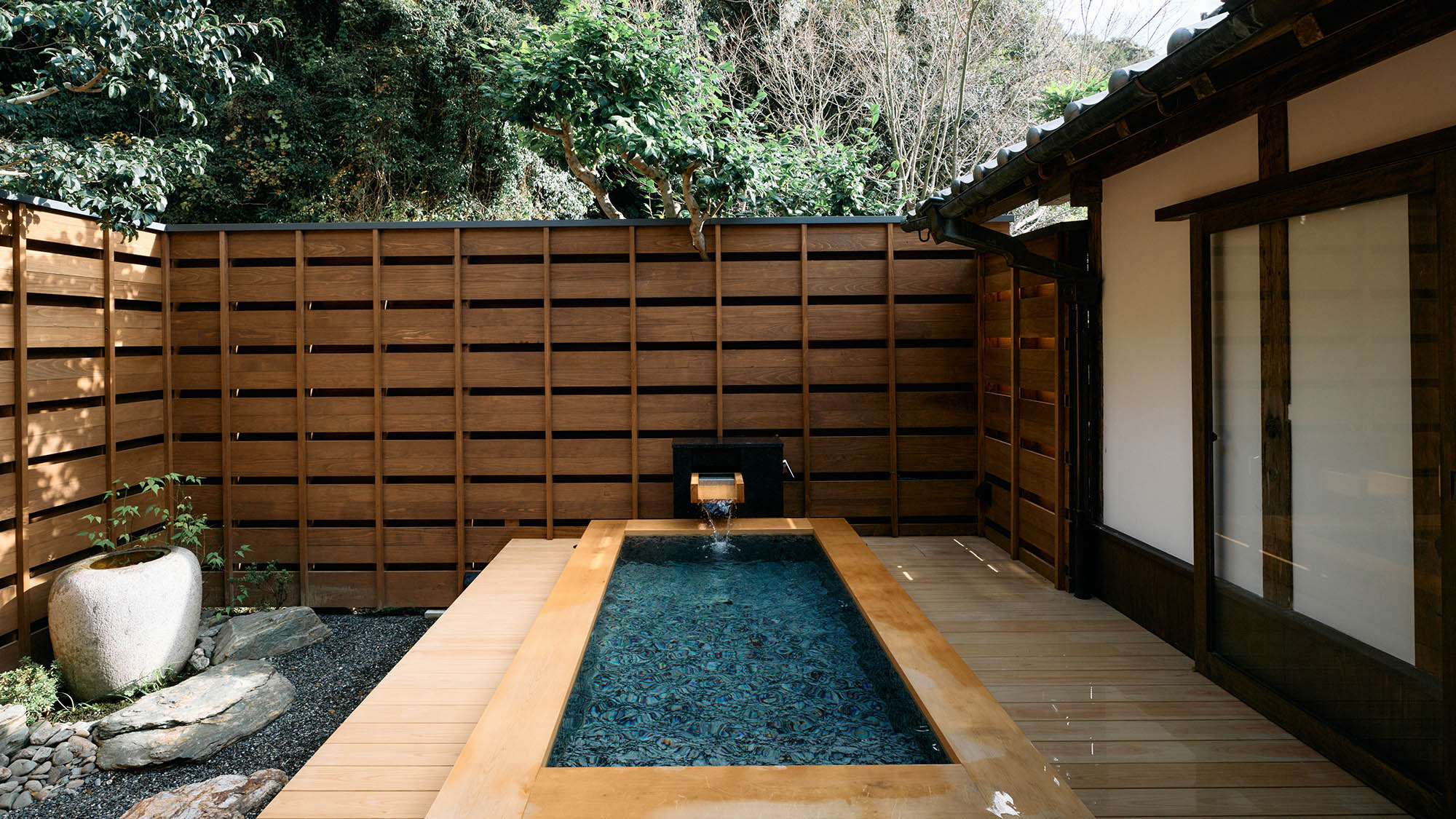 ・【母屋棟／浴室】お好きな時間にいつでも露天風呂がお楽しみいただけます