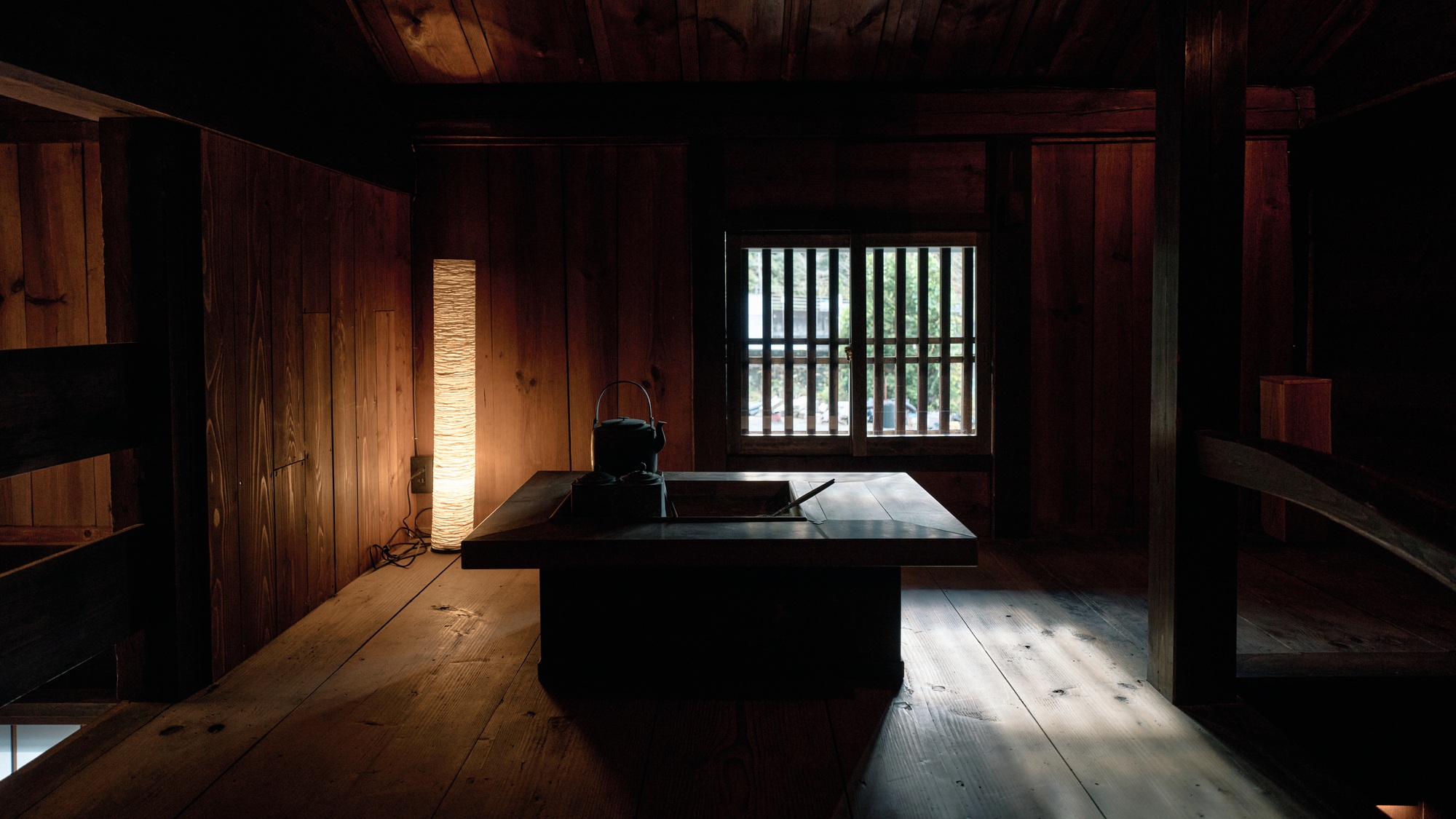 ・【母屋棟】なかなか実物を見ることのない囲炉裏。当時の趣をそのままにしております
