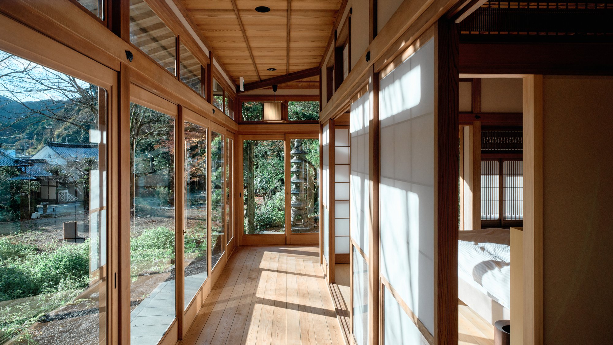 ・【離れ棟／縁側】とても明るい空間です