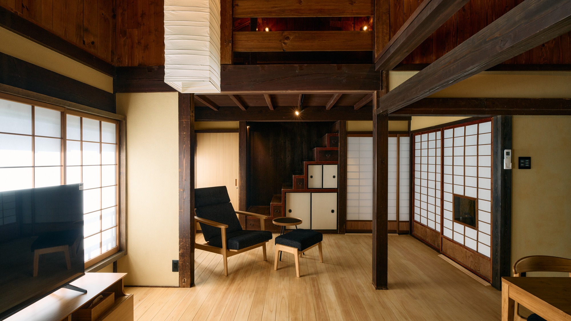 ・【母屋棟】昔の趣を感じながら広々空間でのんびりお寛ぎいただけます