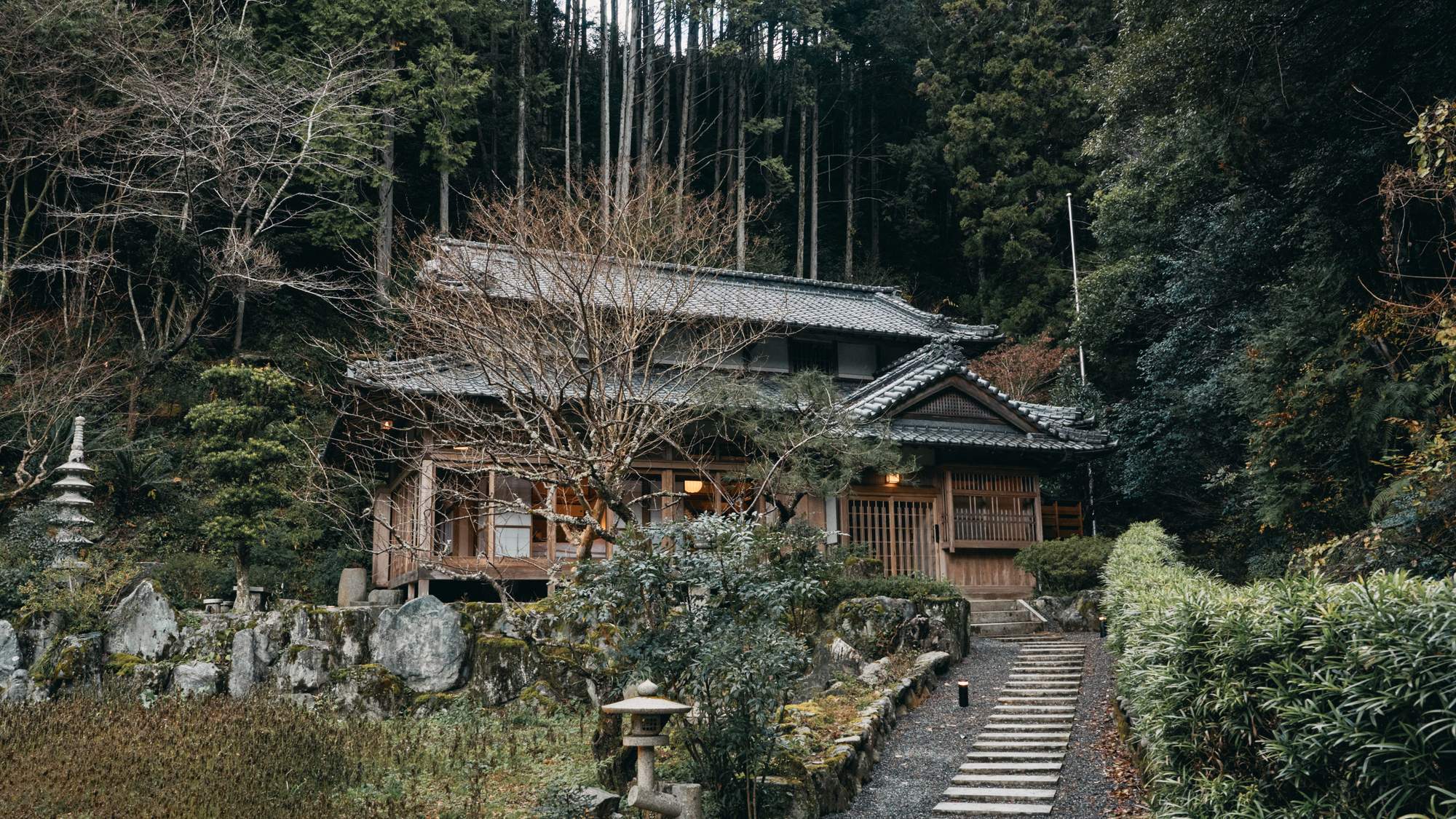 ・【離れ棟／外観】昭和後期に建てられた2階建のお屋敷。美しいつくりを活かしてリノベーションしました
