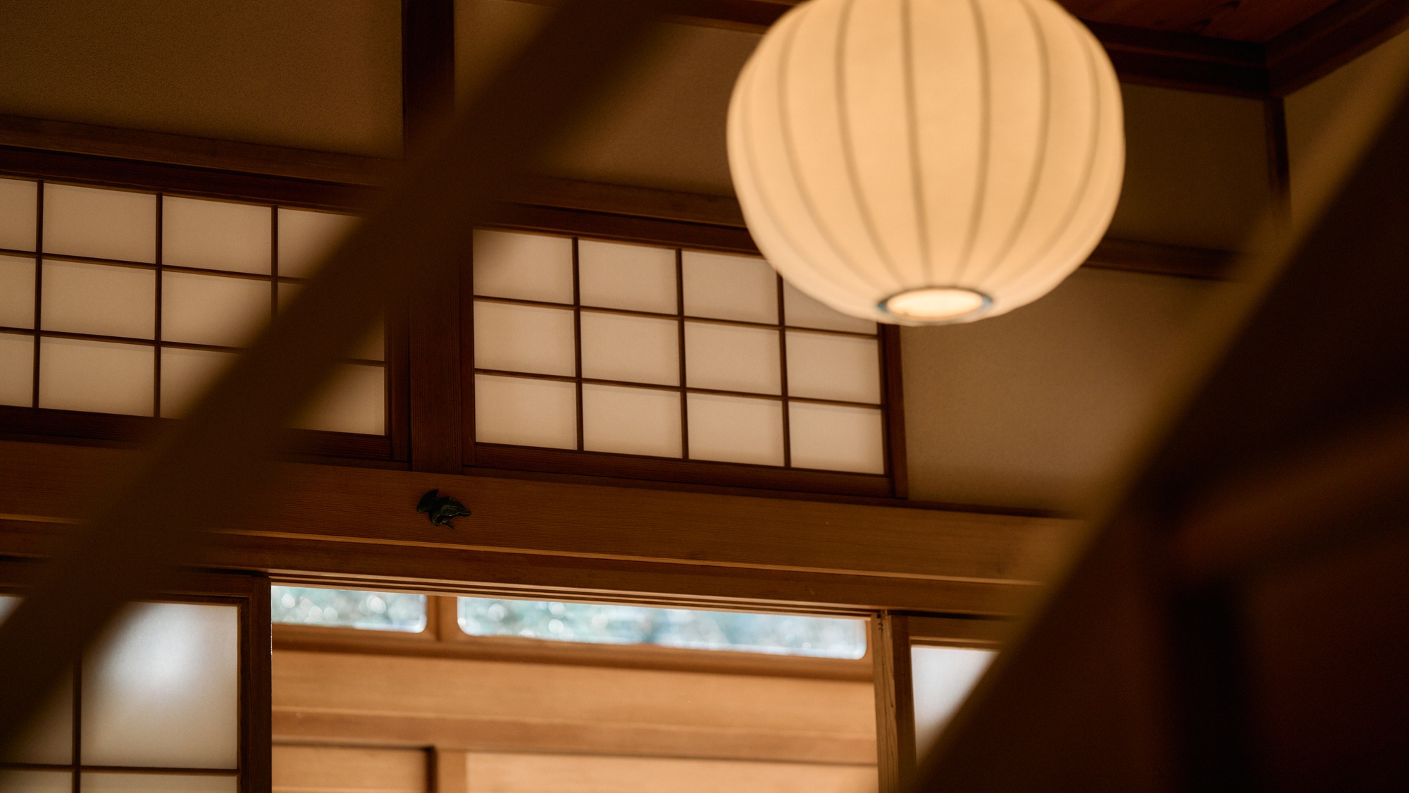・【離れ棟】日本家屋の雰囲気に合う柔らかな光の照明器具を使用しています