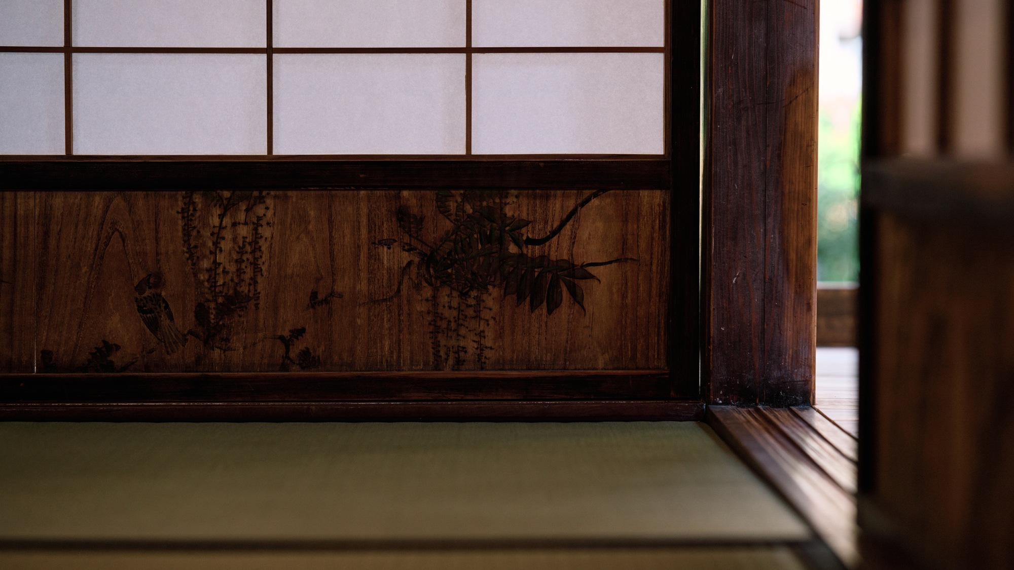 ・【母屋棟】障⼦⼾には花が描かれ、襖には⽂⼈や⾼層の書、近郷の庄屋との交流を⽰す⼿紙が貼ってあります