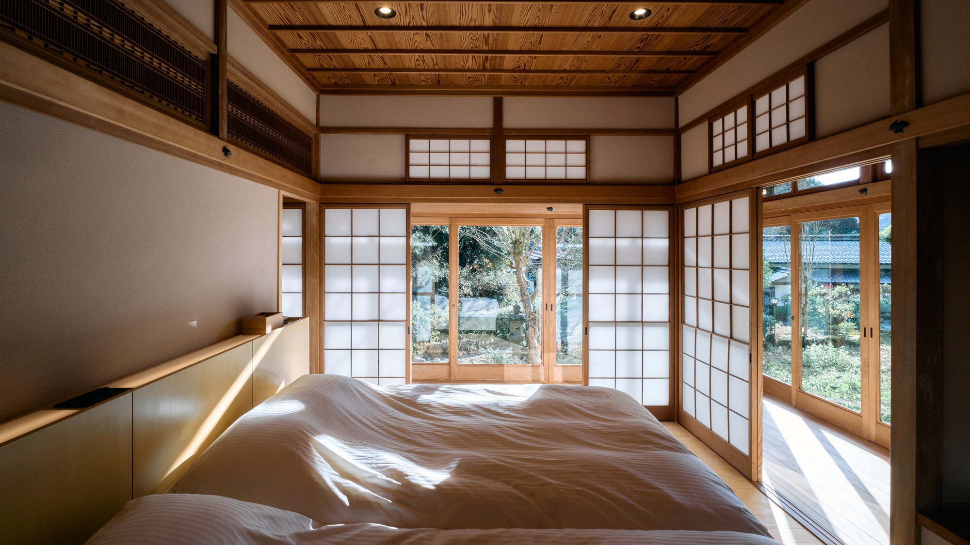 ・【離れ棟・1階／寝室】自然光の差し込む明るいお部屋。最高のお目覚めをお約束いたします