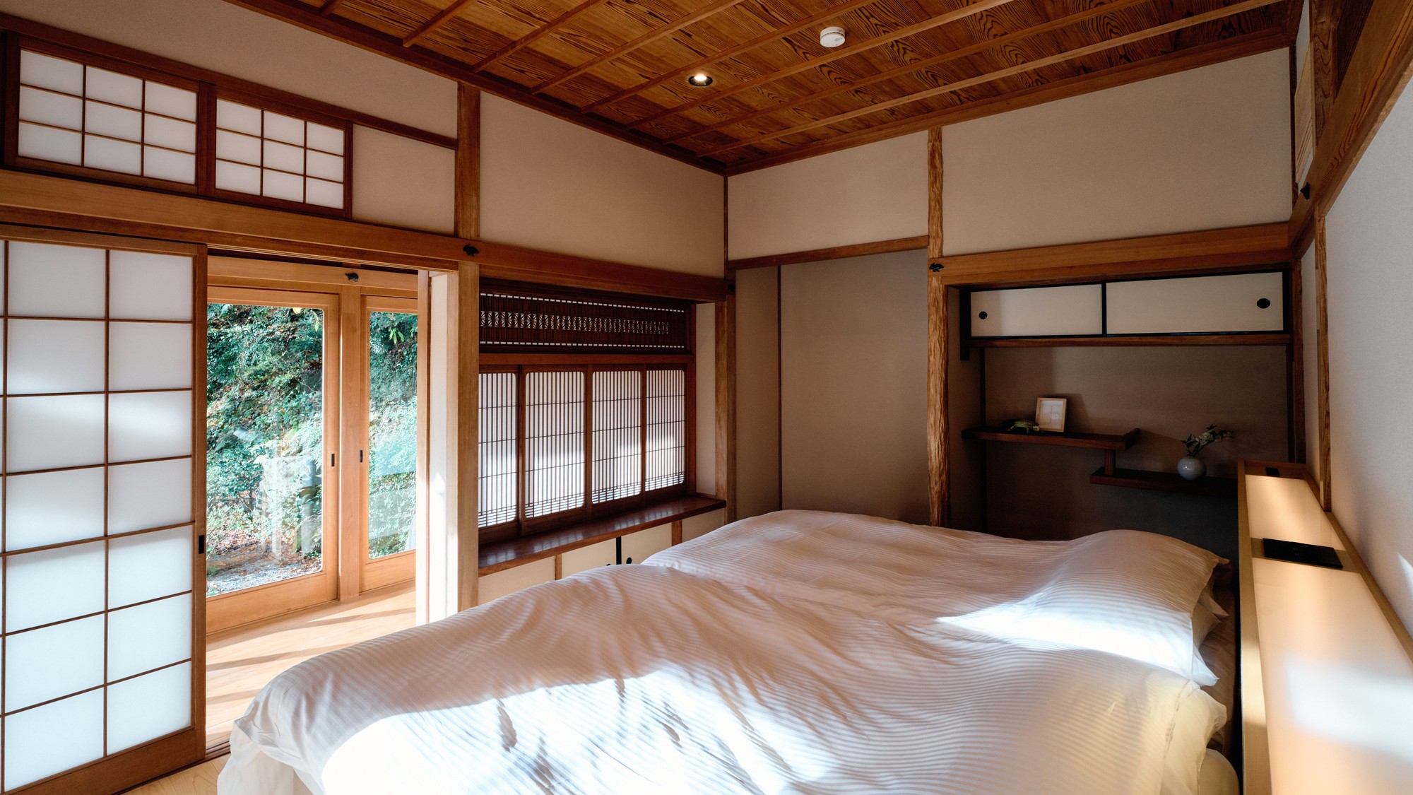 ・【離れ棟・1階／寝室】日本家屋ならではの美しいつくりのお部屋。目の前にはお庭が広がります