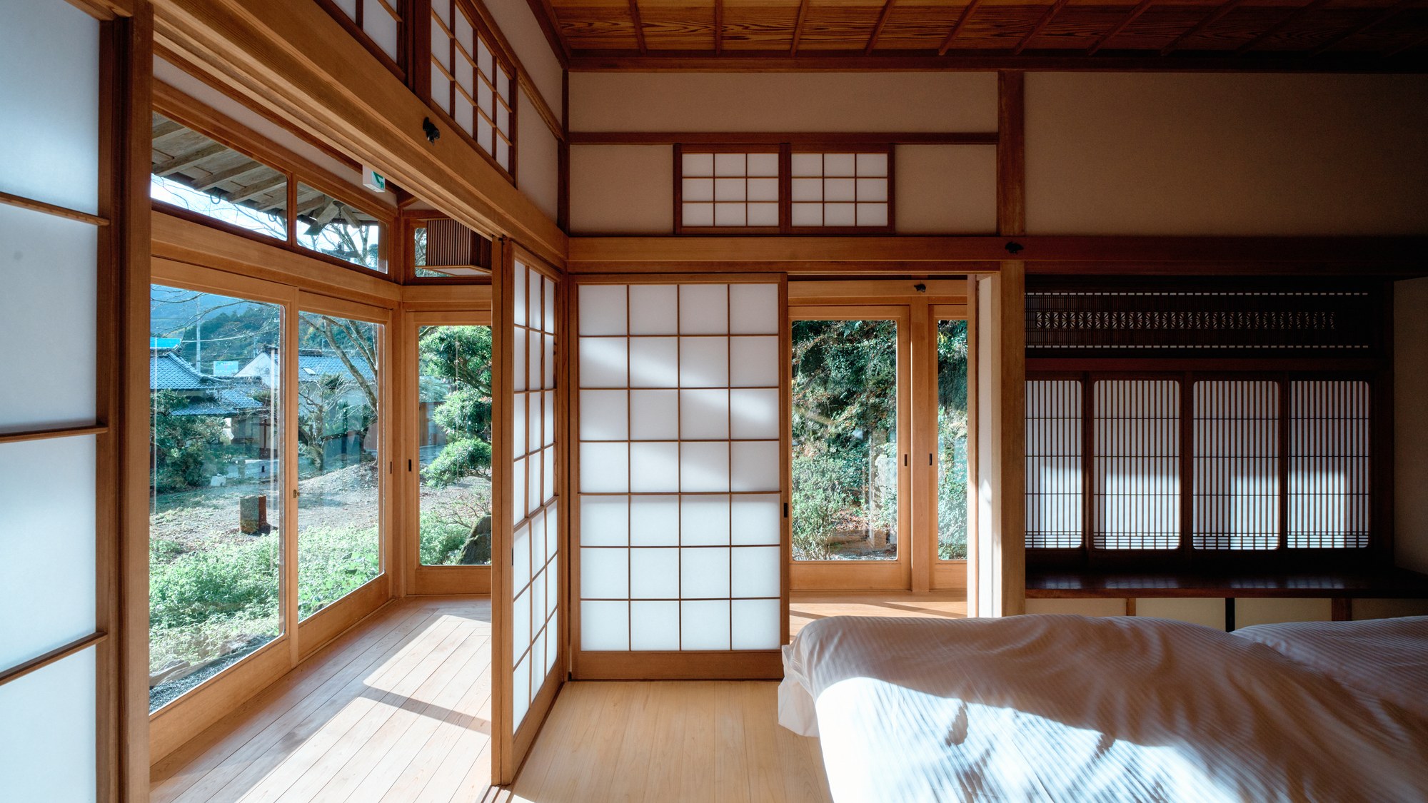 ・【離れ棟・1階／寝室】縁側にも温かな自然光が差し込みます