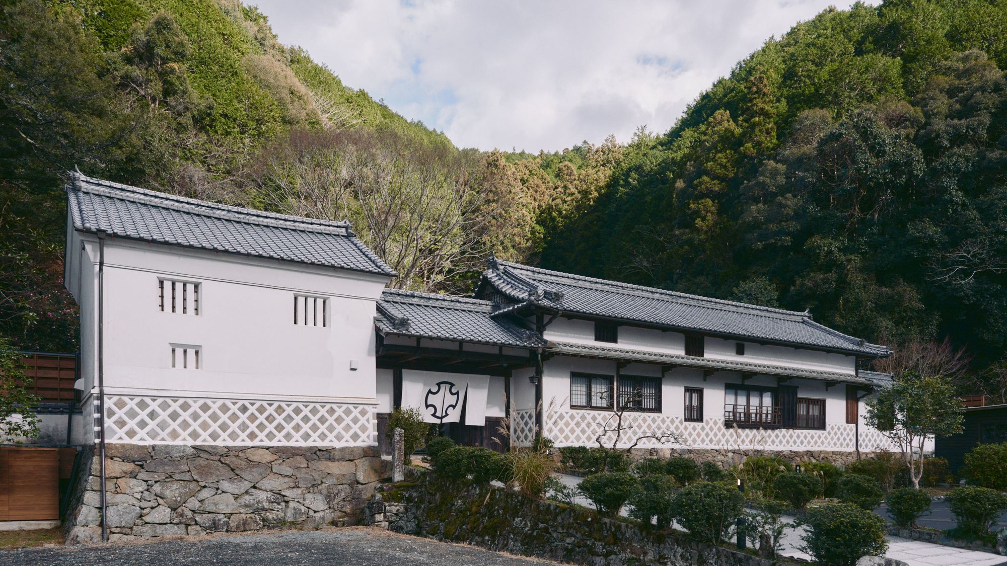 ・「母屋」・「蔵」・「離れ」それぞれ趣の異なる三つの棟からお選びください